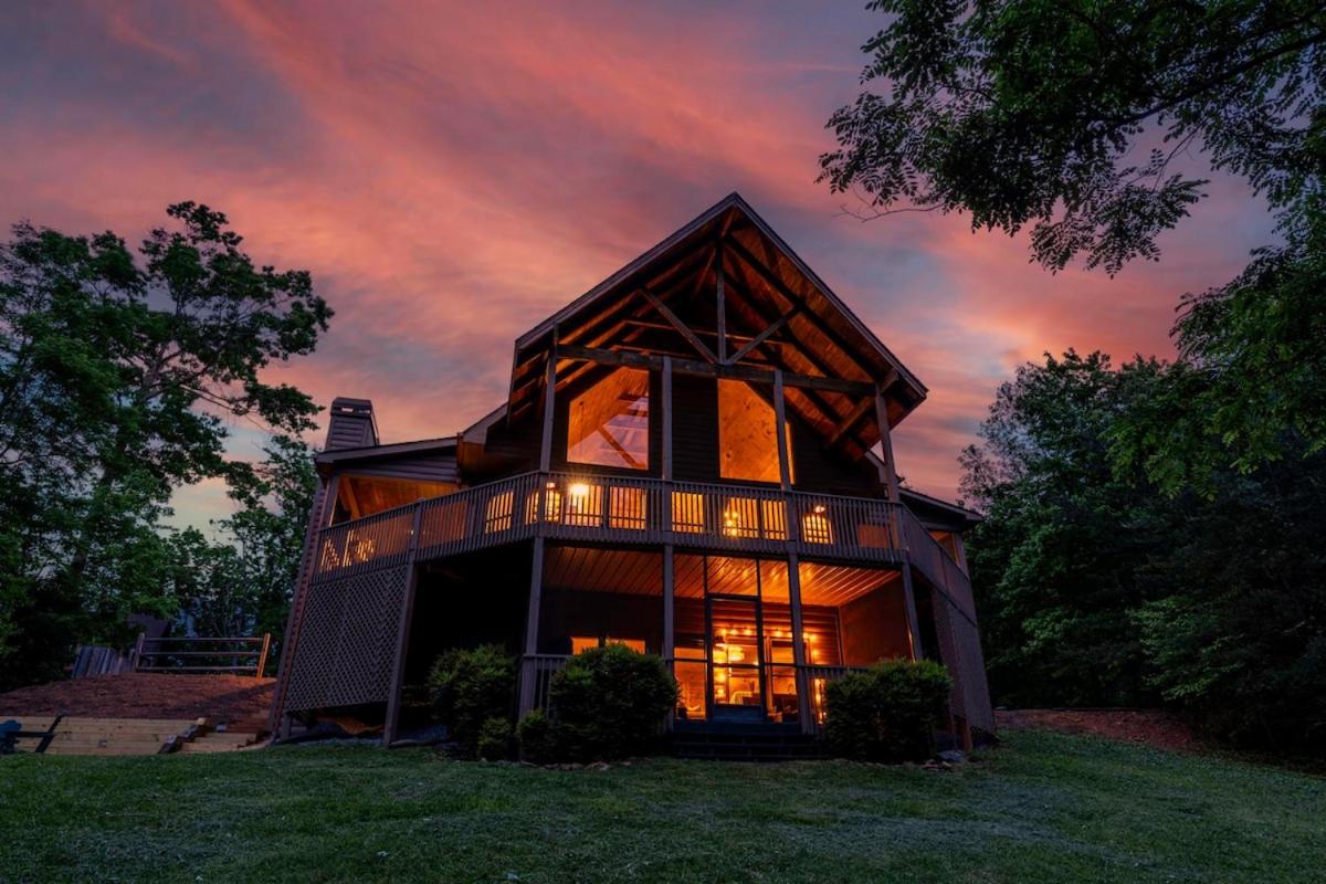 Lux 5Br w hot-tub game room & mountain views view 3