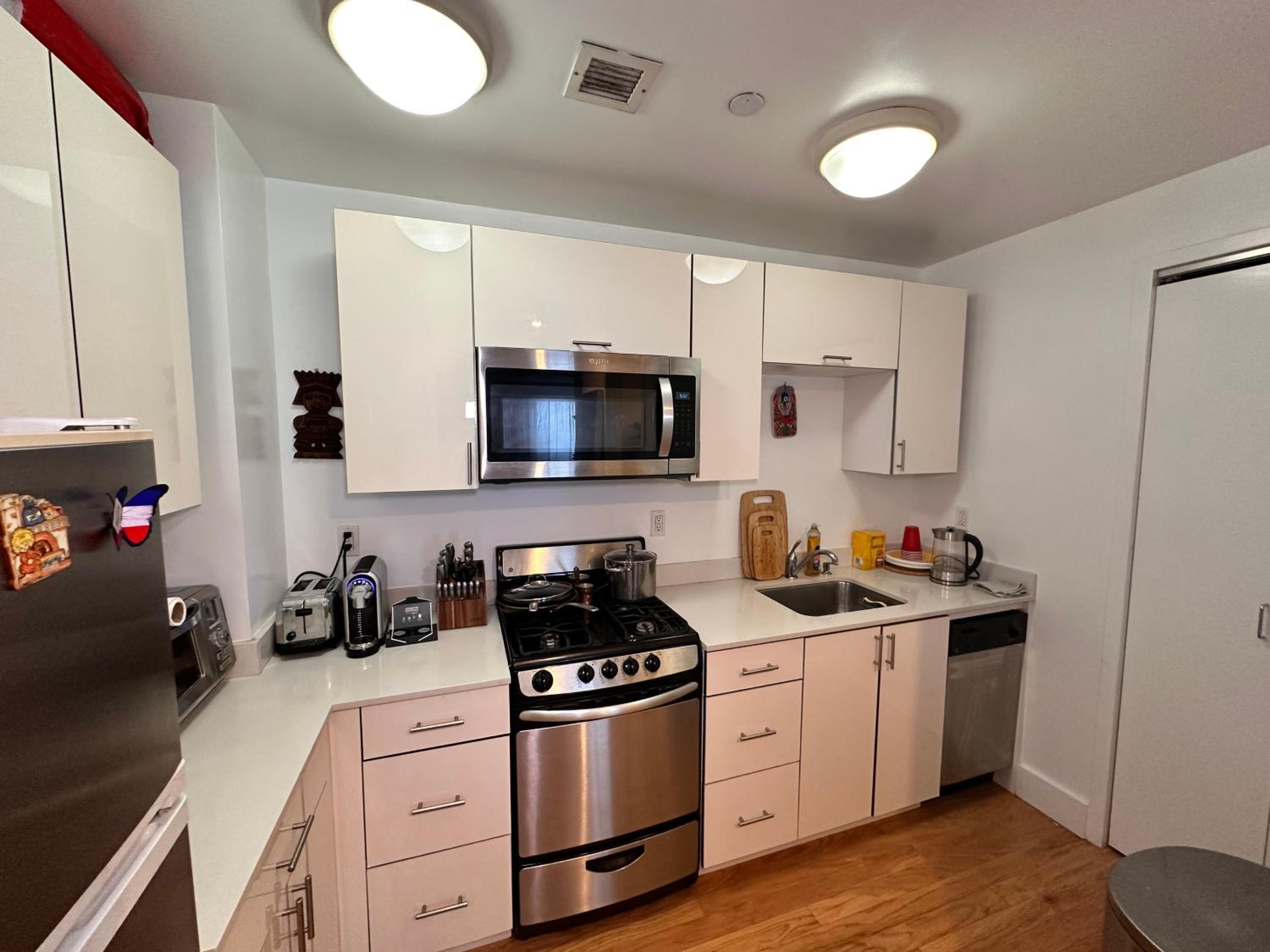 Modern Studio with Private Bathroom and Kitchen