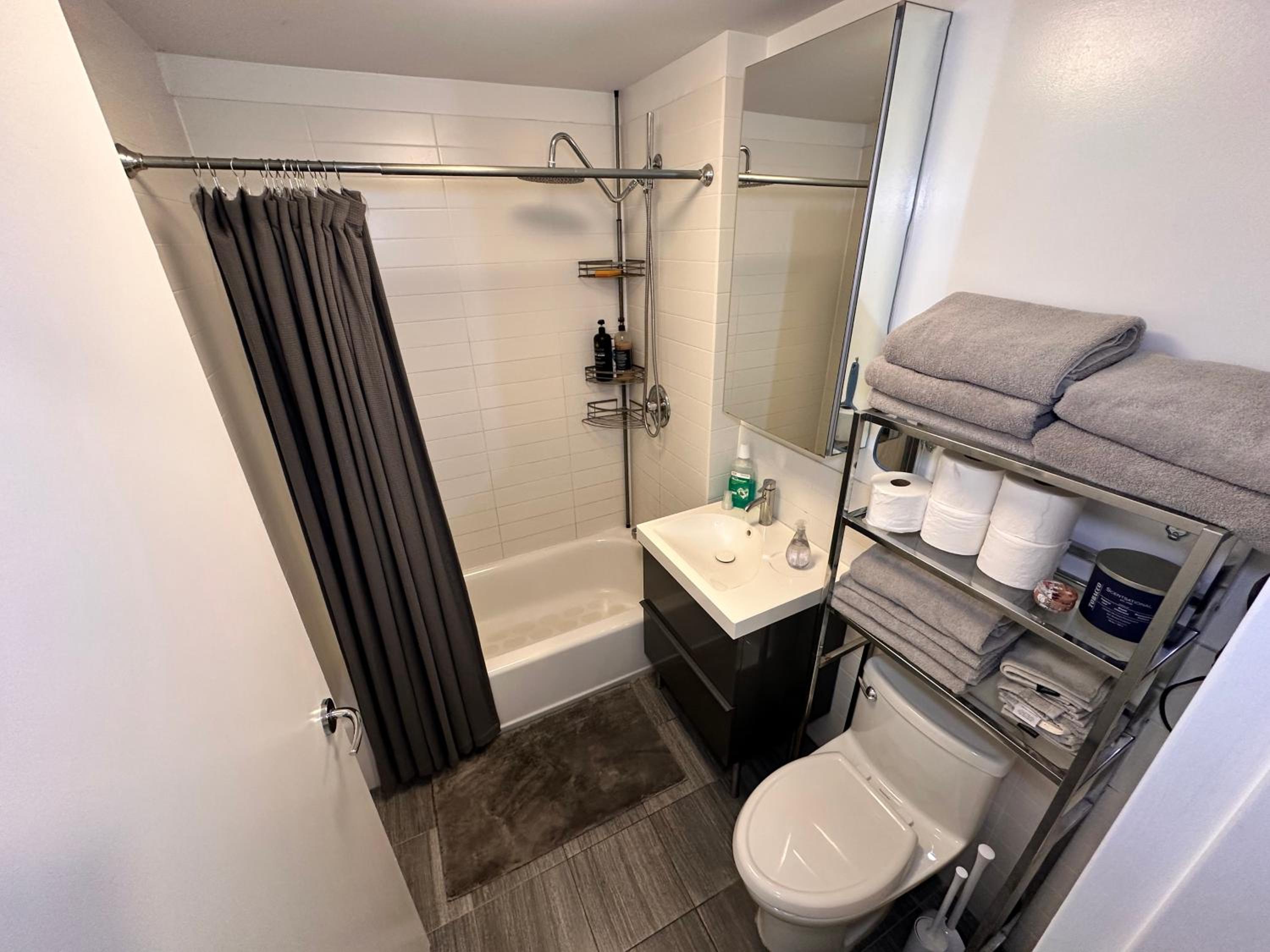 Modern Studio with Private Bathroom and Kitchen