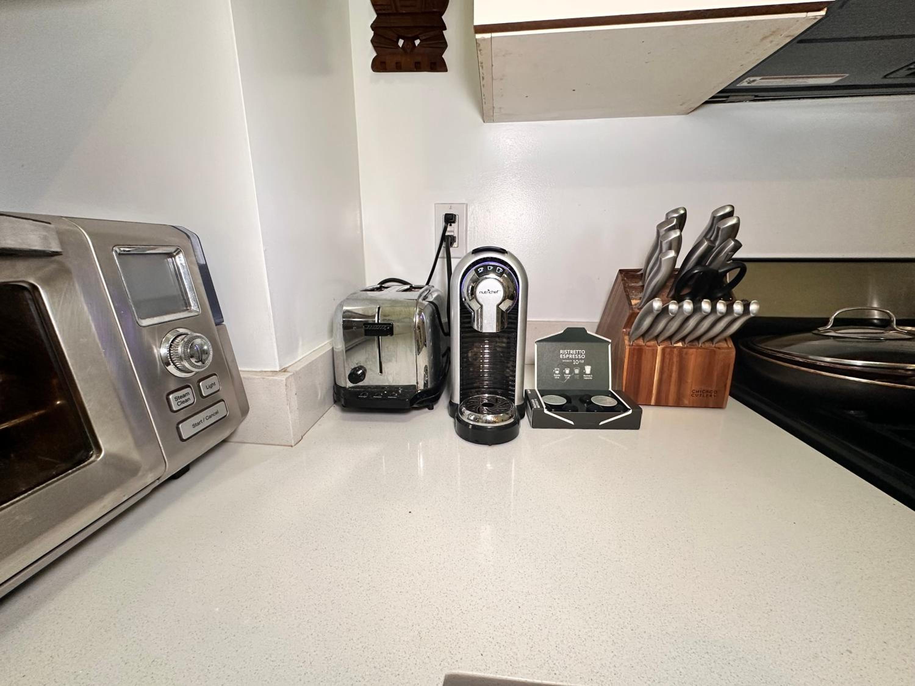 Modern Studio with Private Bathroom and Kitchen
