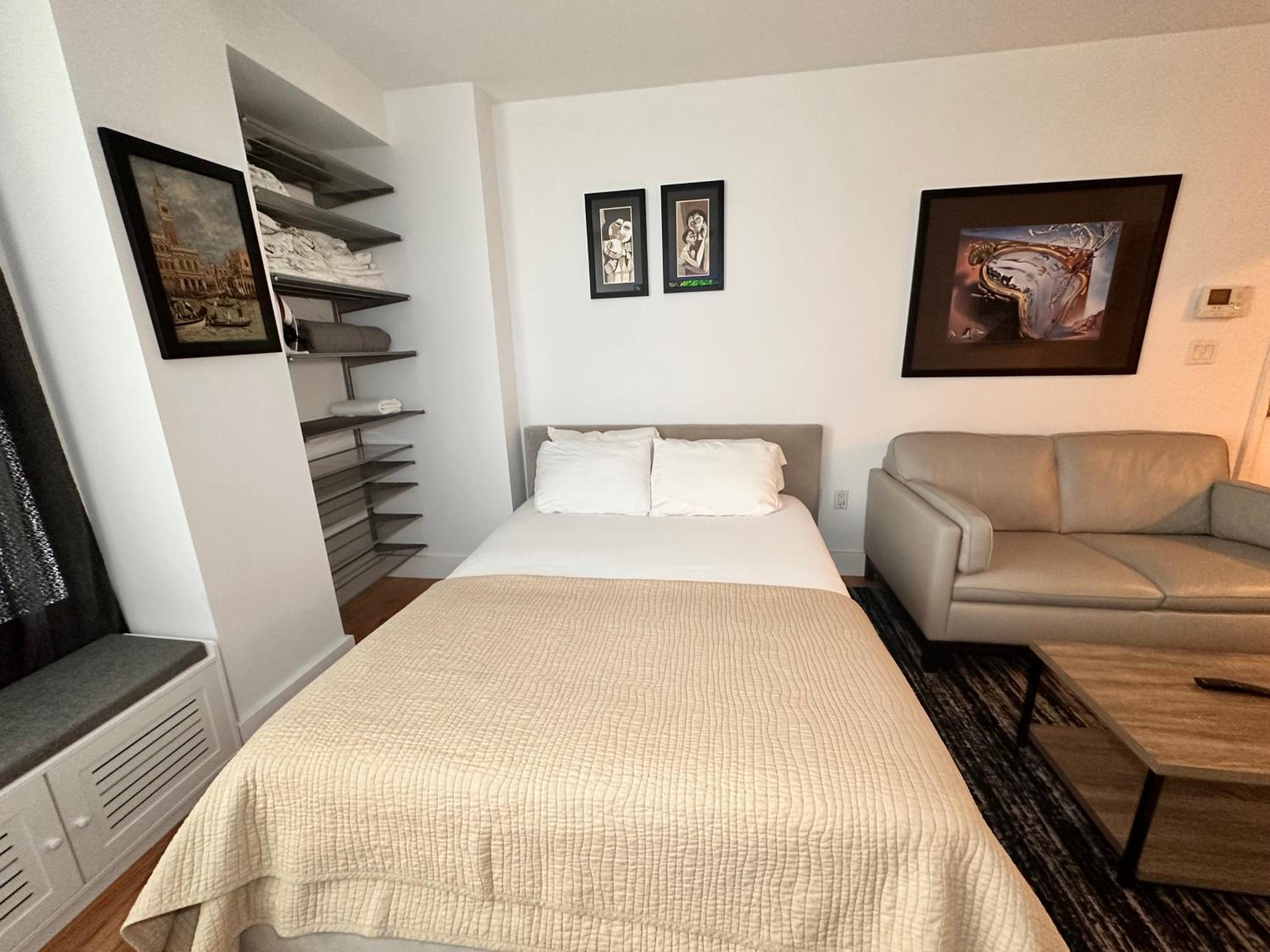 Modern Studio with Private Bathroom and Kitchen
