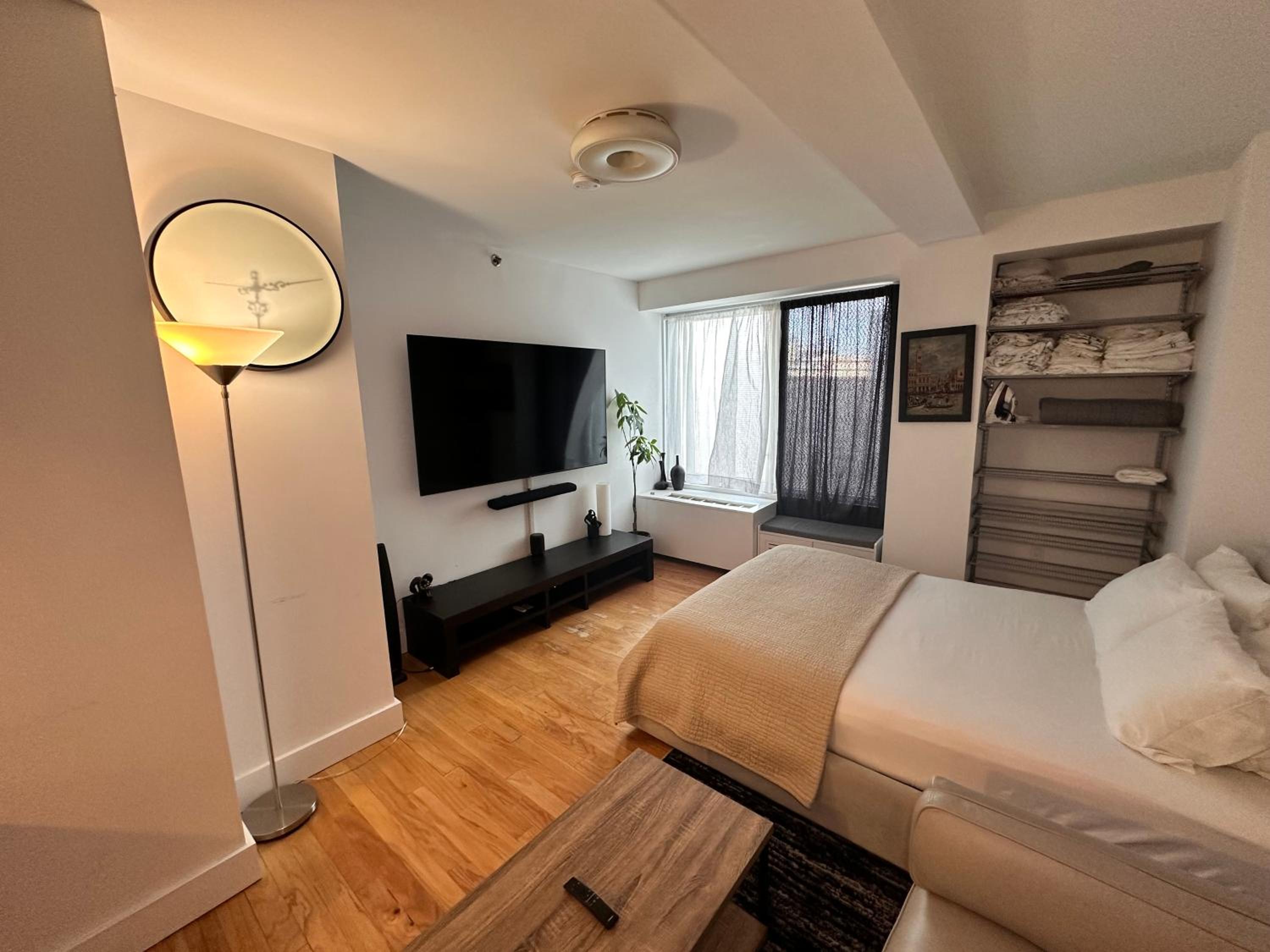 Modern Studio with Private Bathroom and Kitchen