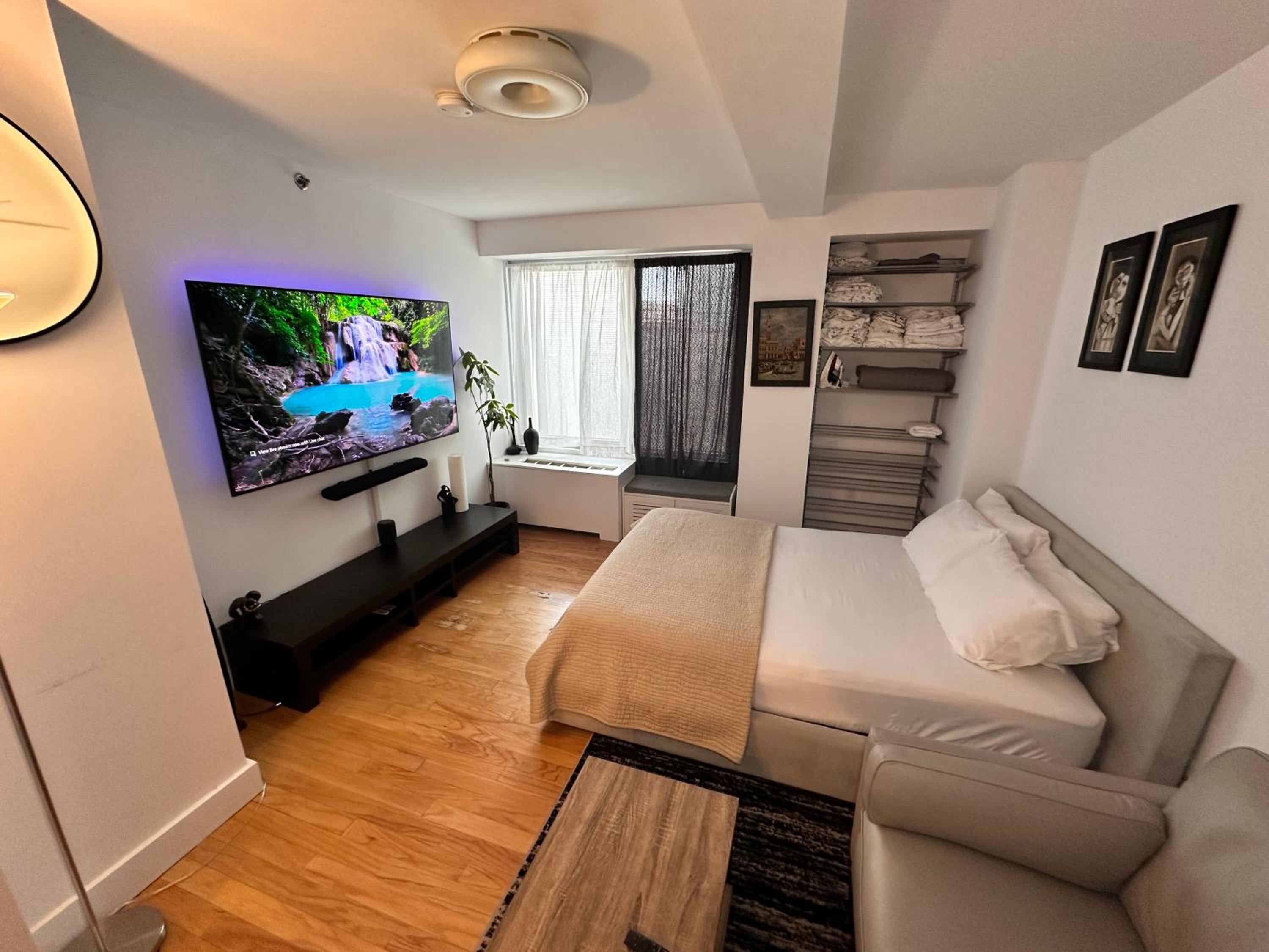 Modern Studio with Private Bathroom and Kitchen