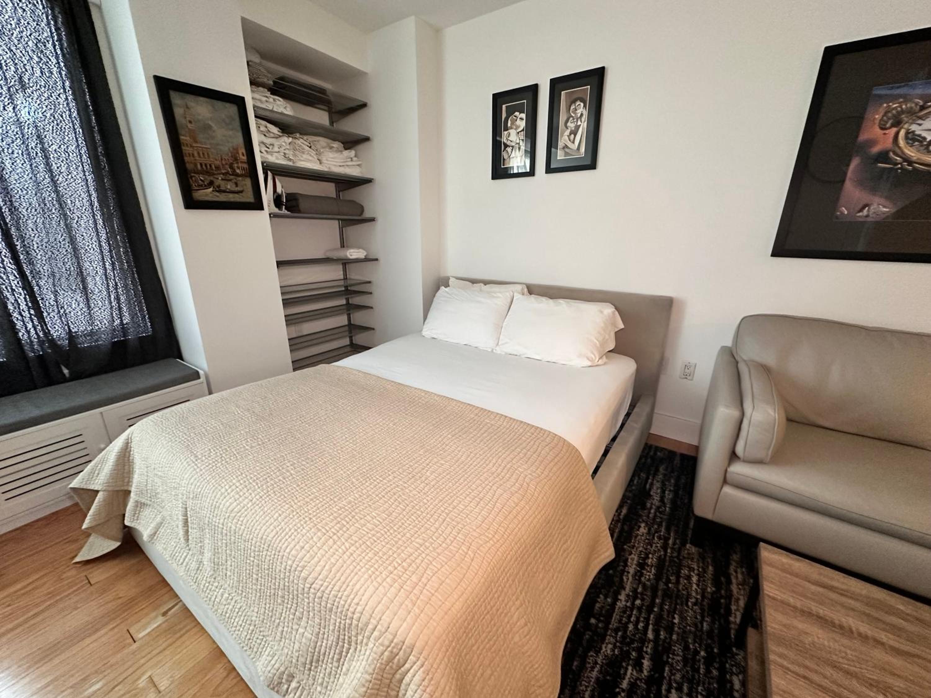 Modern Studio with Private Bathroom and Kitchen