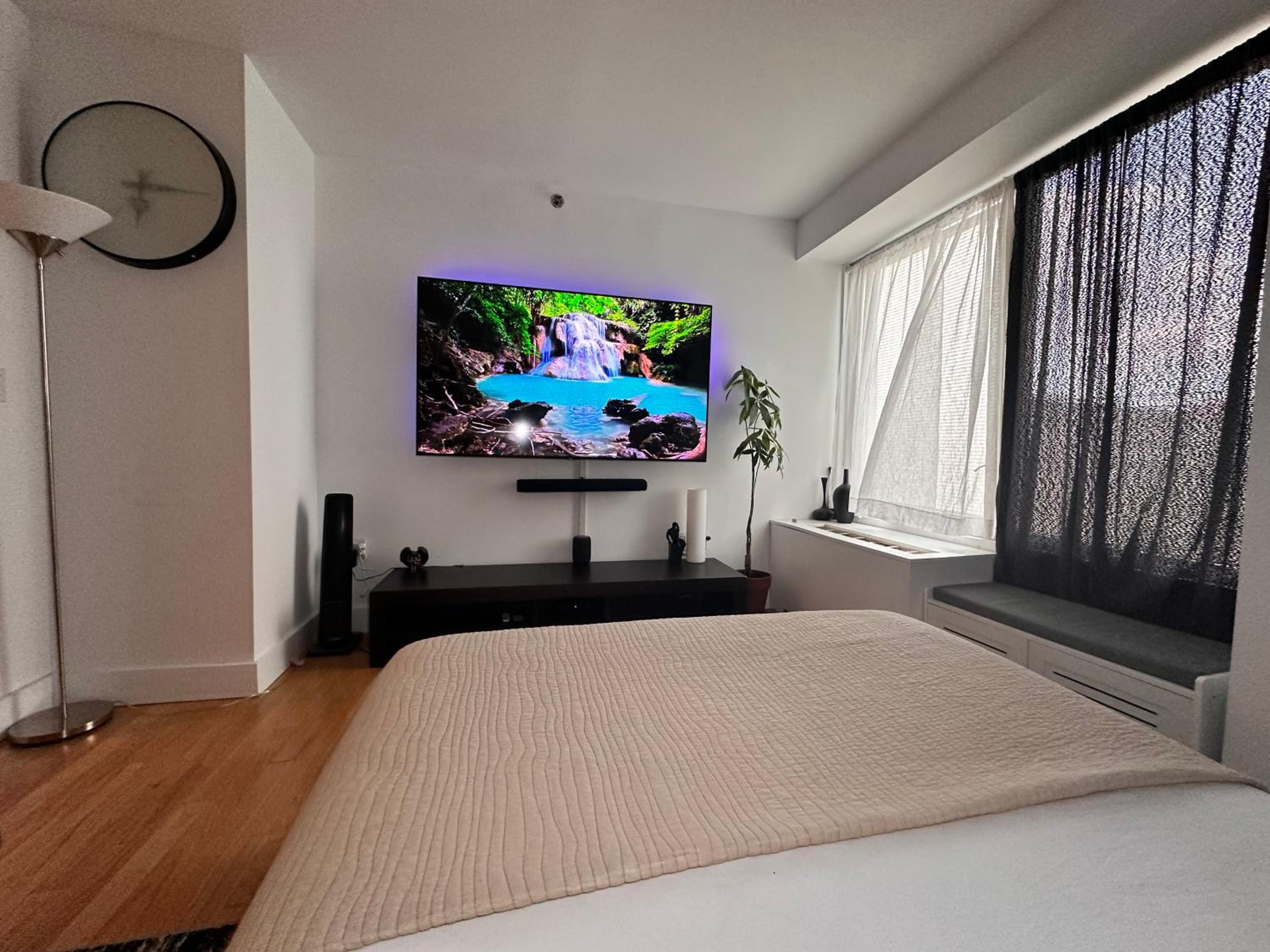 Modern Studio with Private Bathroom and Kitchen