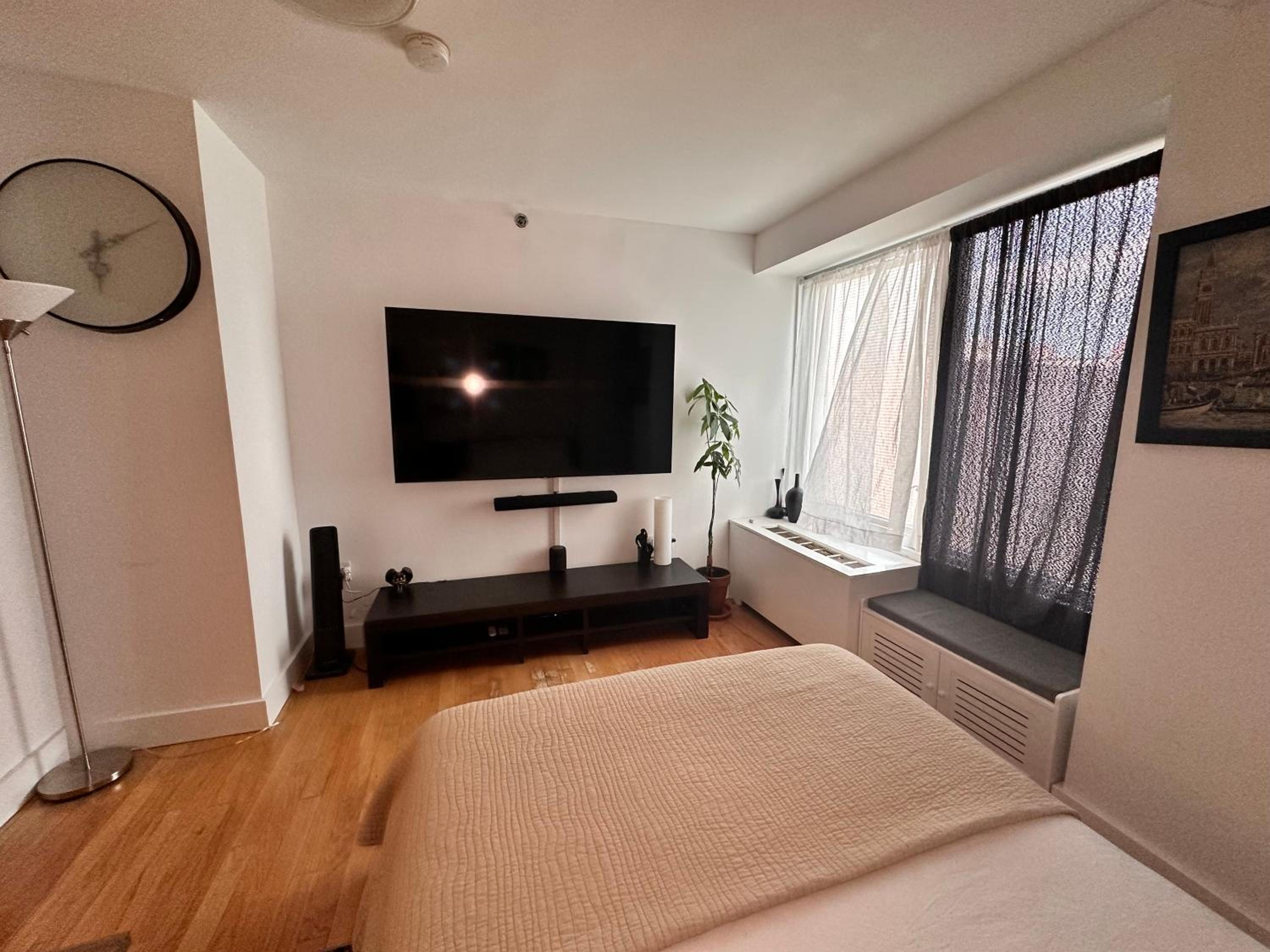 Modern Studio with Private Bathroom and Kitchen