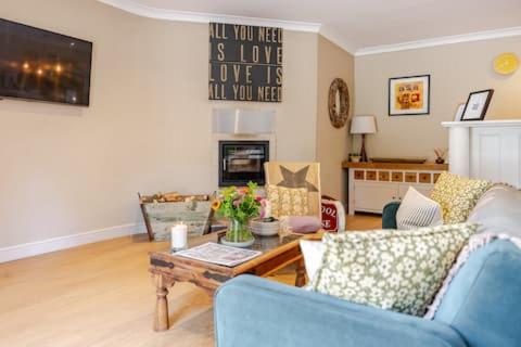 The Old Pool House, Stylish Large Studio in Private Country Estate with Air Con