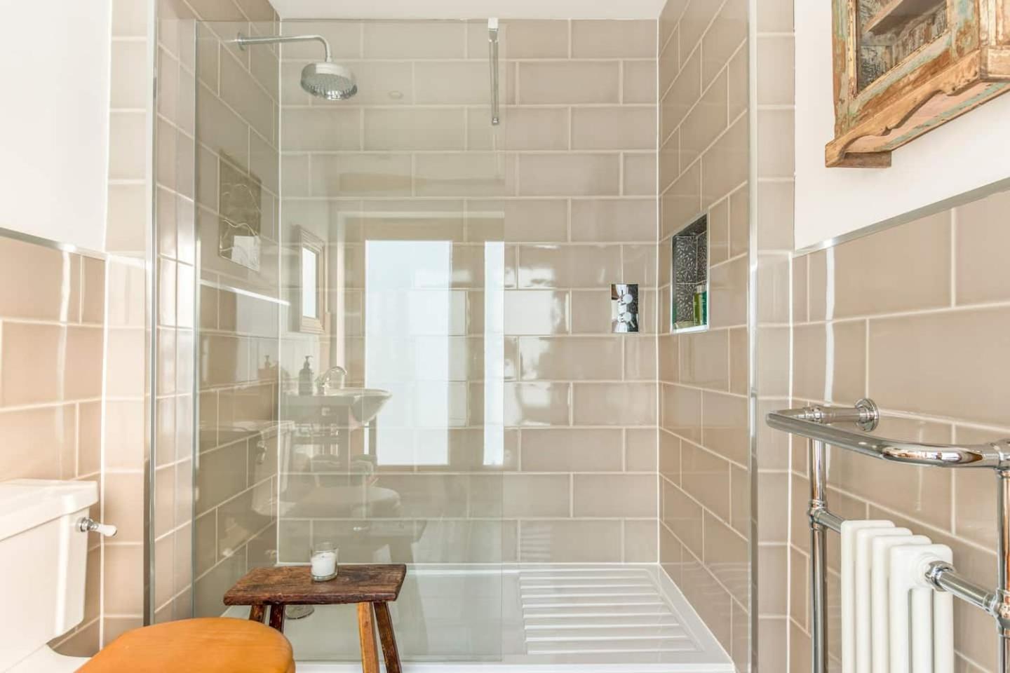 The Old Pool House, Stylish Large Studio in Private Country Estate with Air Con