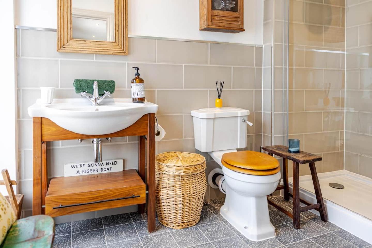 The Old Pool House, Stylish Large Studio in Private Country Estate with Air Con