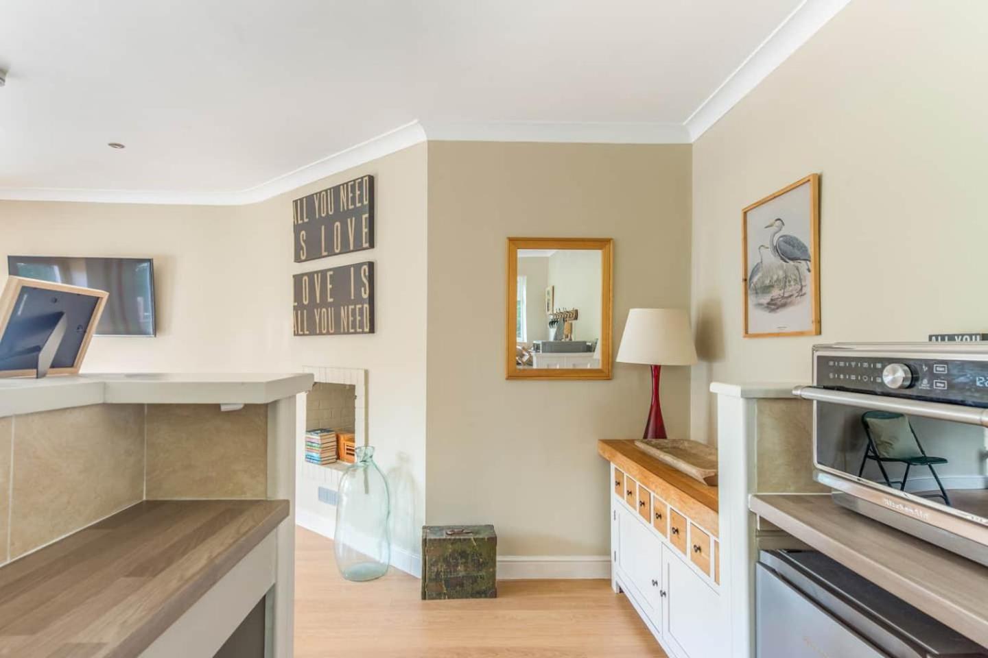 The Old Pool House, Stylish Large Studio in Private Country Estate with Air Con