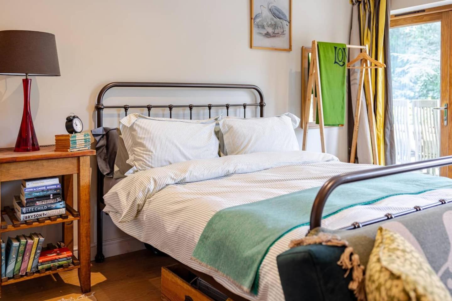 The Old Pool House, Stylish Large Studio in Private Country Estate with Air Con