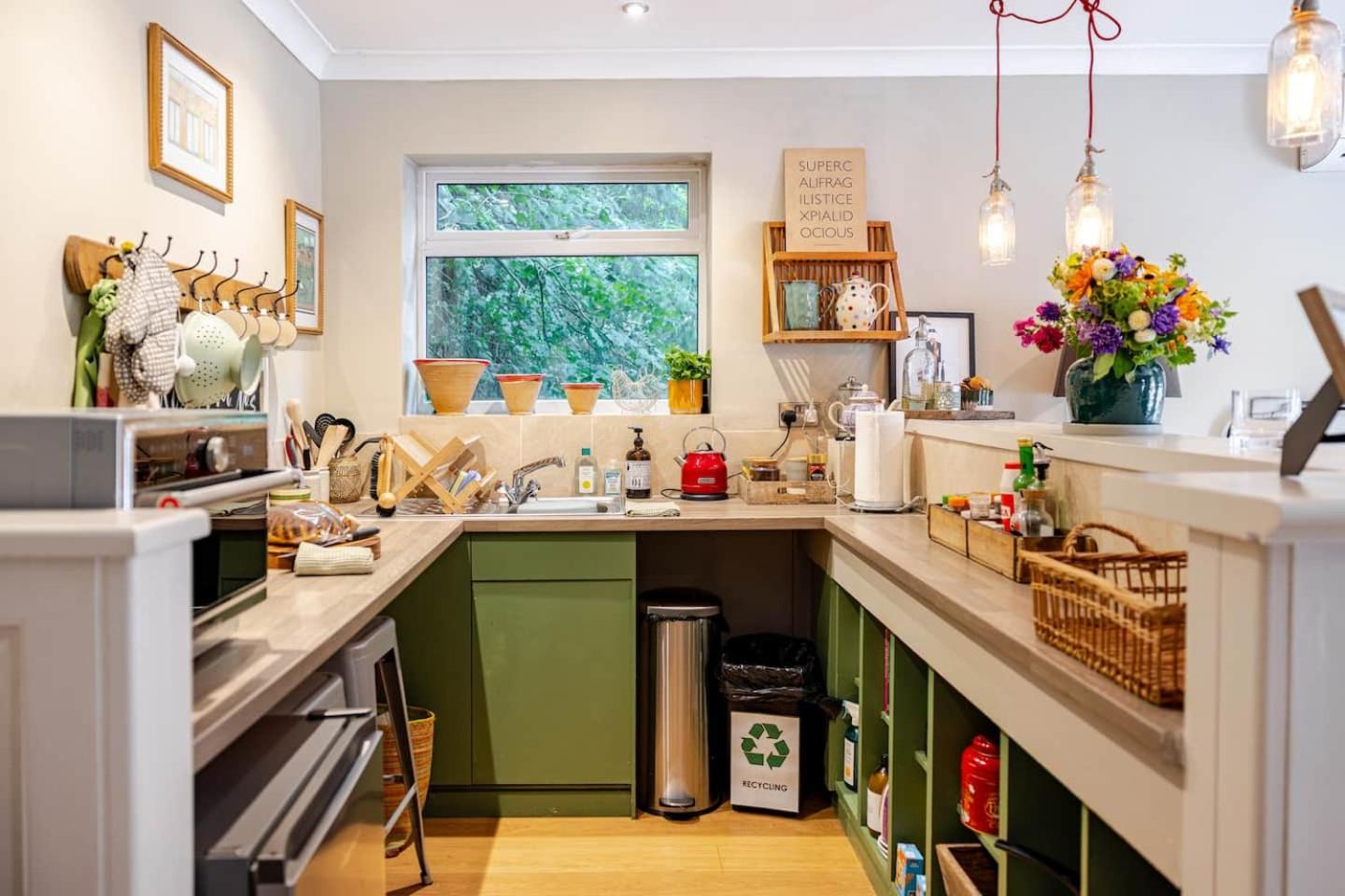 The Old Pool House, Stylish Large Studio in Private Country Estate with Air Con