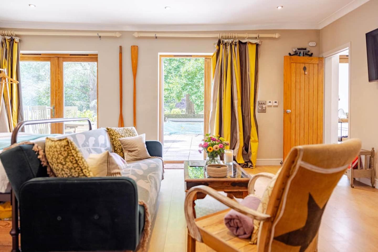 The Old Pool House, Stylish Large Studio in Private Country Estate with Air Con