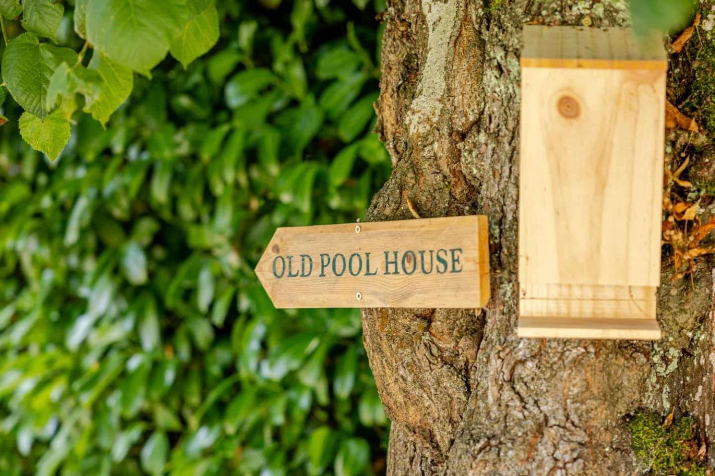 The Old Pool House, Stylish Large Studio in Private Country Estate with Air Con