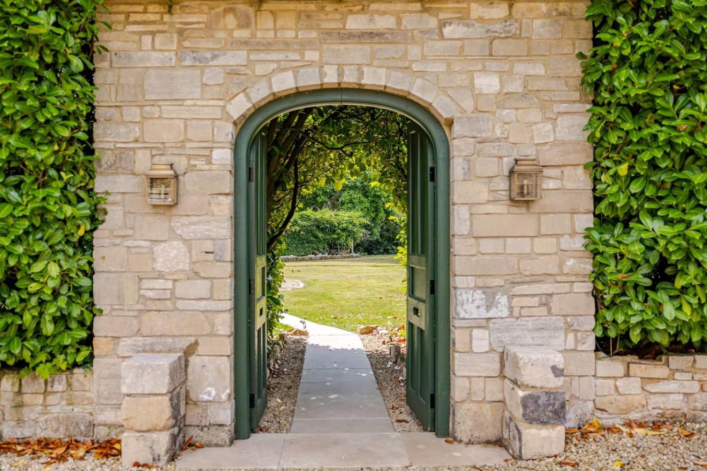 The Old Pool House, Stylish Large Studio in Private Country Estate with Air Con