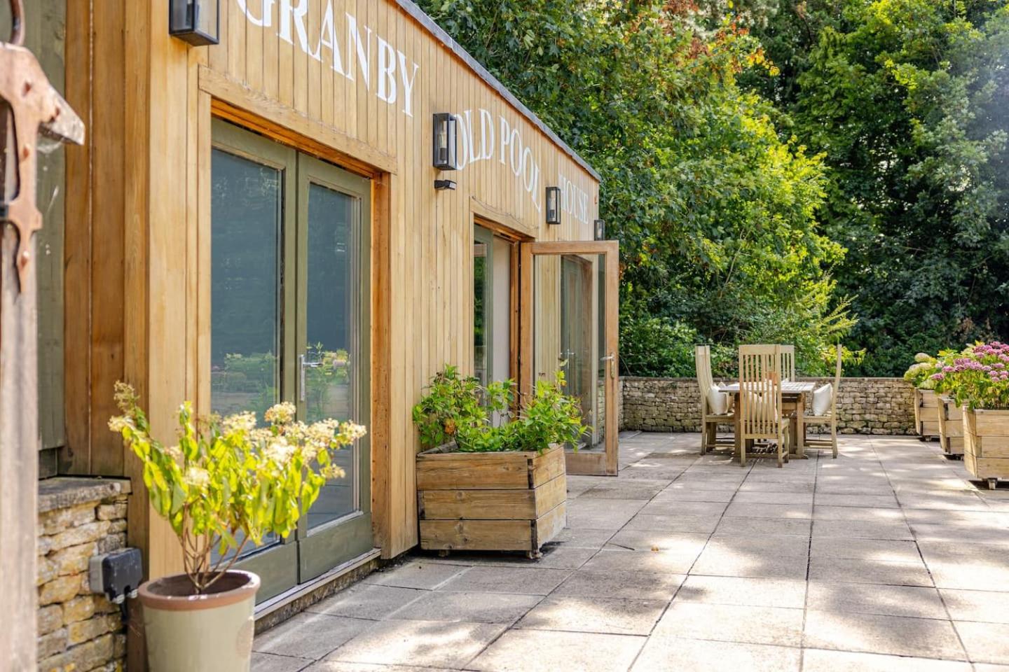 The Old Pool House, Stylish Large Studio in Private Country Estate with Air Con