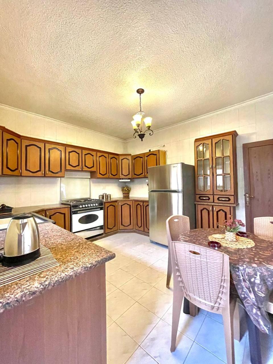 Classy 3 Bedroom Apartment in Amman view 4
