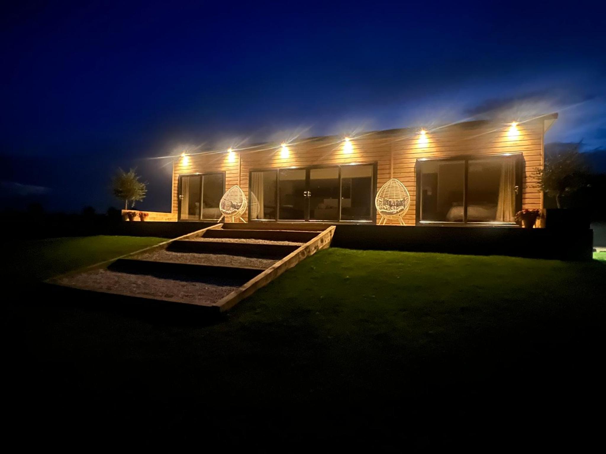 Phoenix Lodge - Luxury 2 ensuite bedrooms, lakeside views view 2