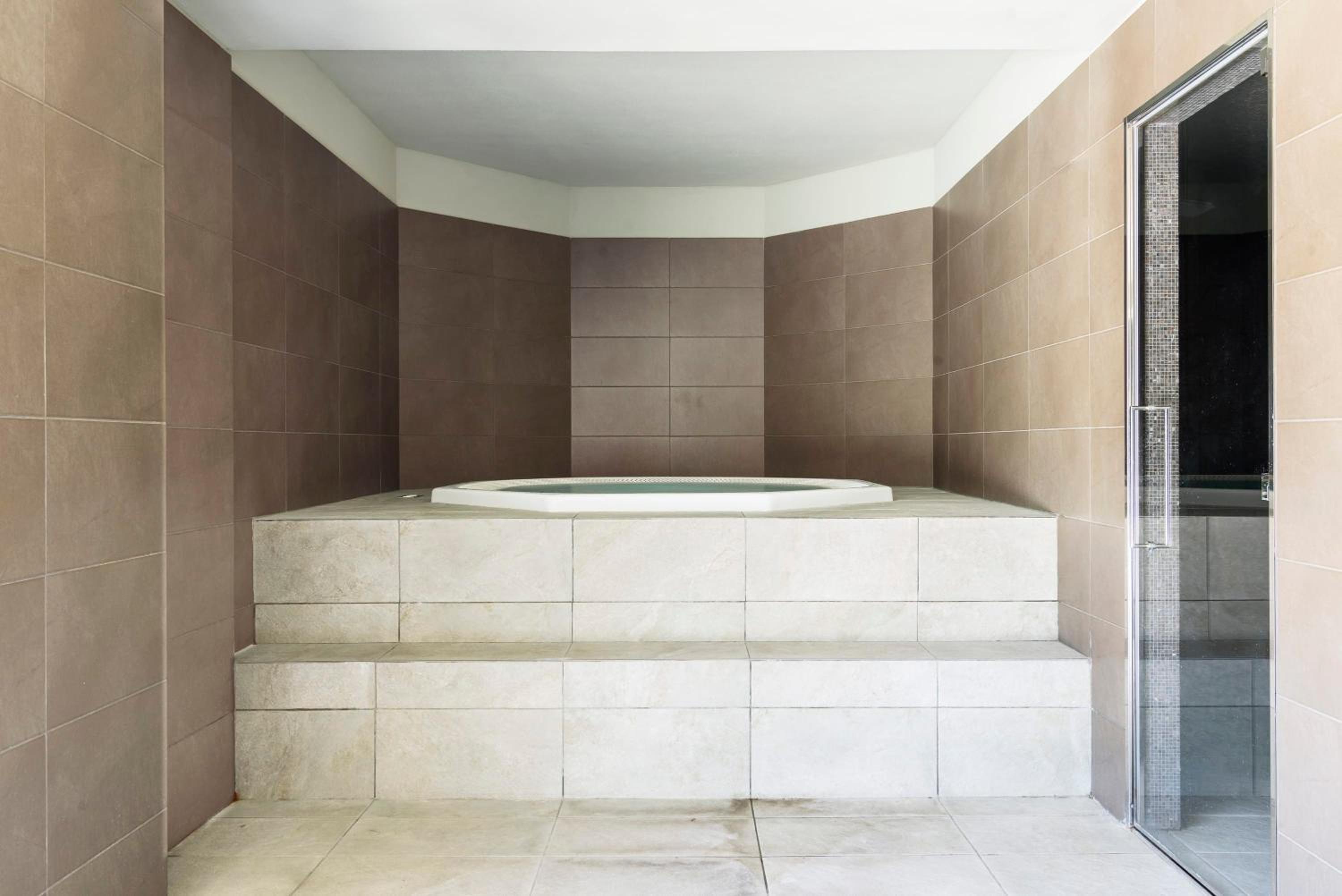 Luxury flat with pool gym spa parking - Unit9B