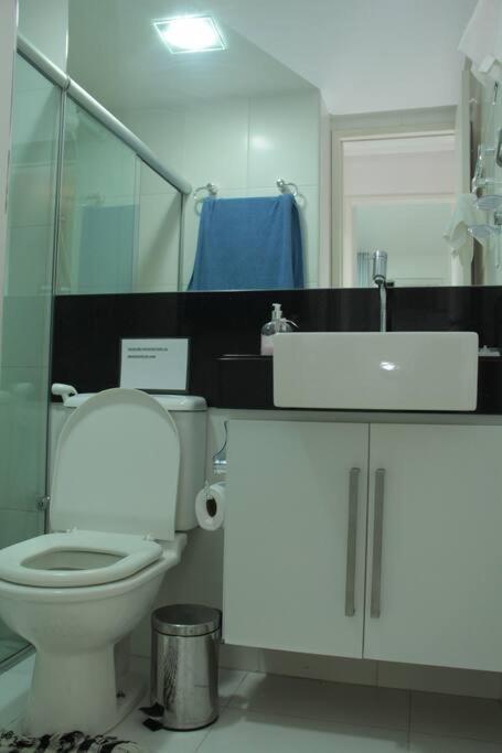 Apto novo de dois qtos próximo à praia com dois WC