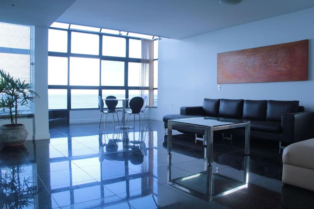 Belo apartamento de cobertura de frente para o mar