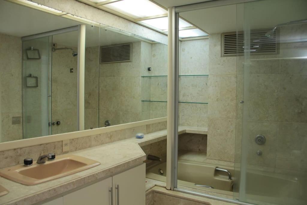 Belo apartamento de cobertura de frente para o mar