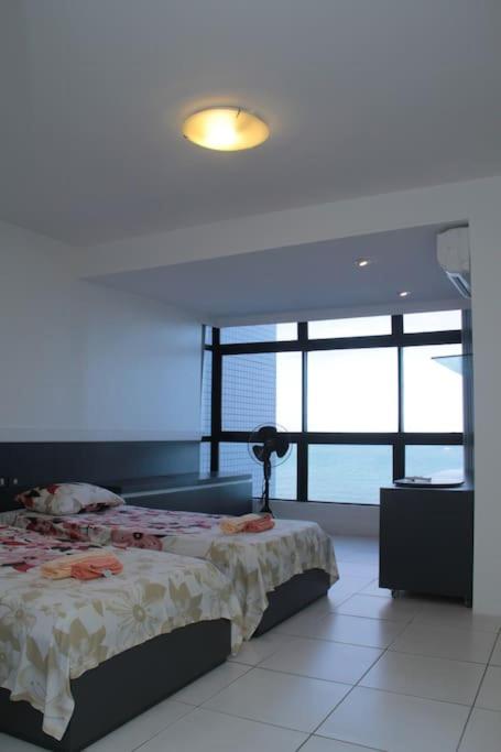 Belo apartamento de cobertura de frente para o mar