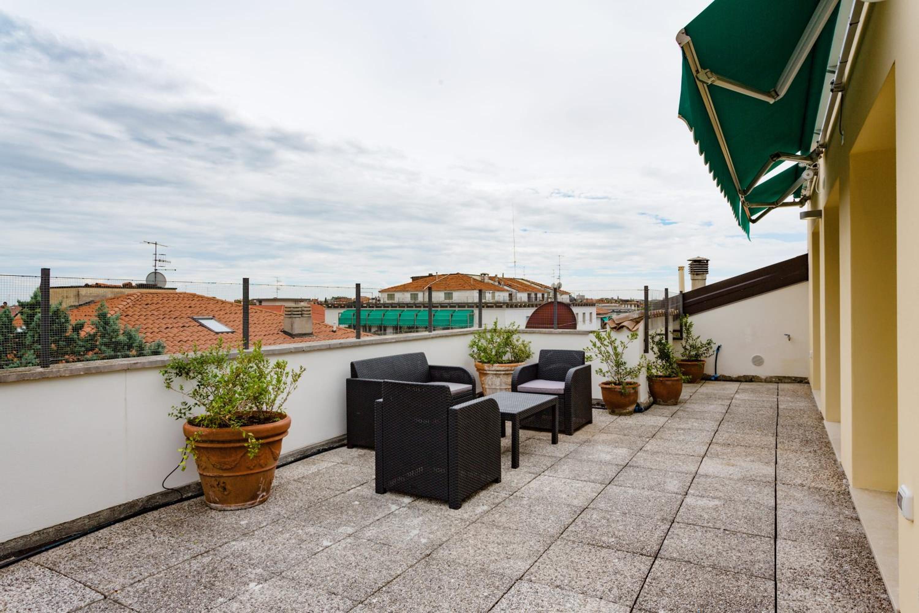 Amazing flat with big terrace and private car park photo 2
