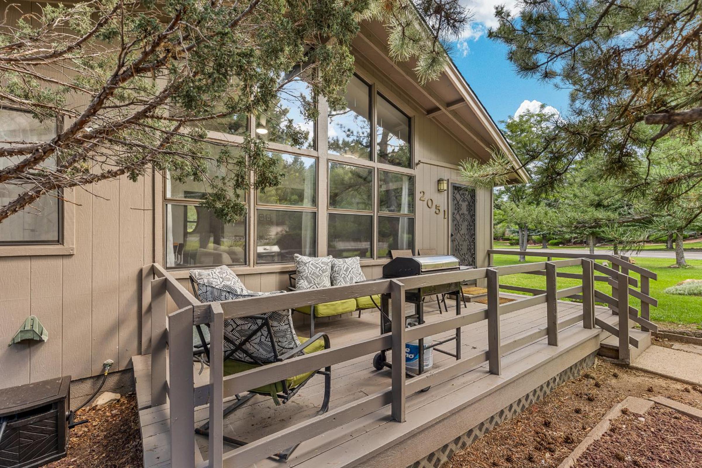 Harry Potters Hideaway- Walking distance to golf course, food, coffee, shops, ice cream, athletic club and more!