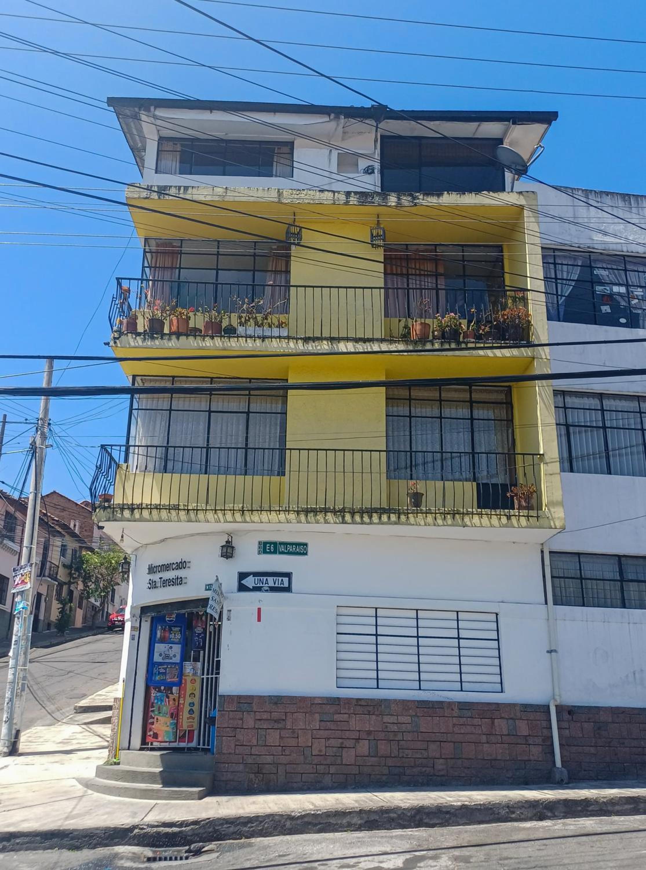 The Quito Guest House with Yellow Balconies for Travellers