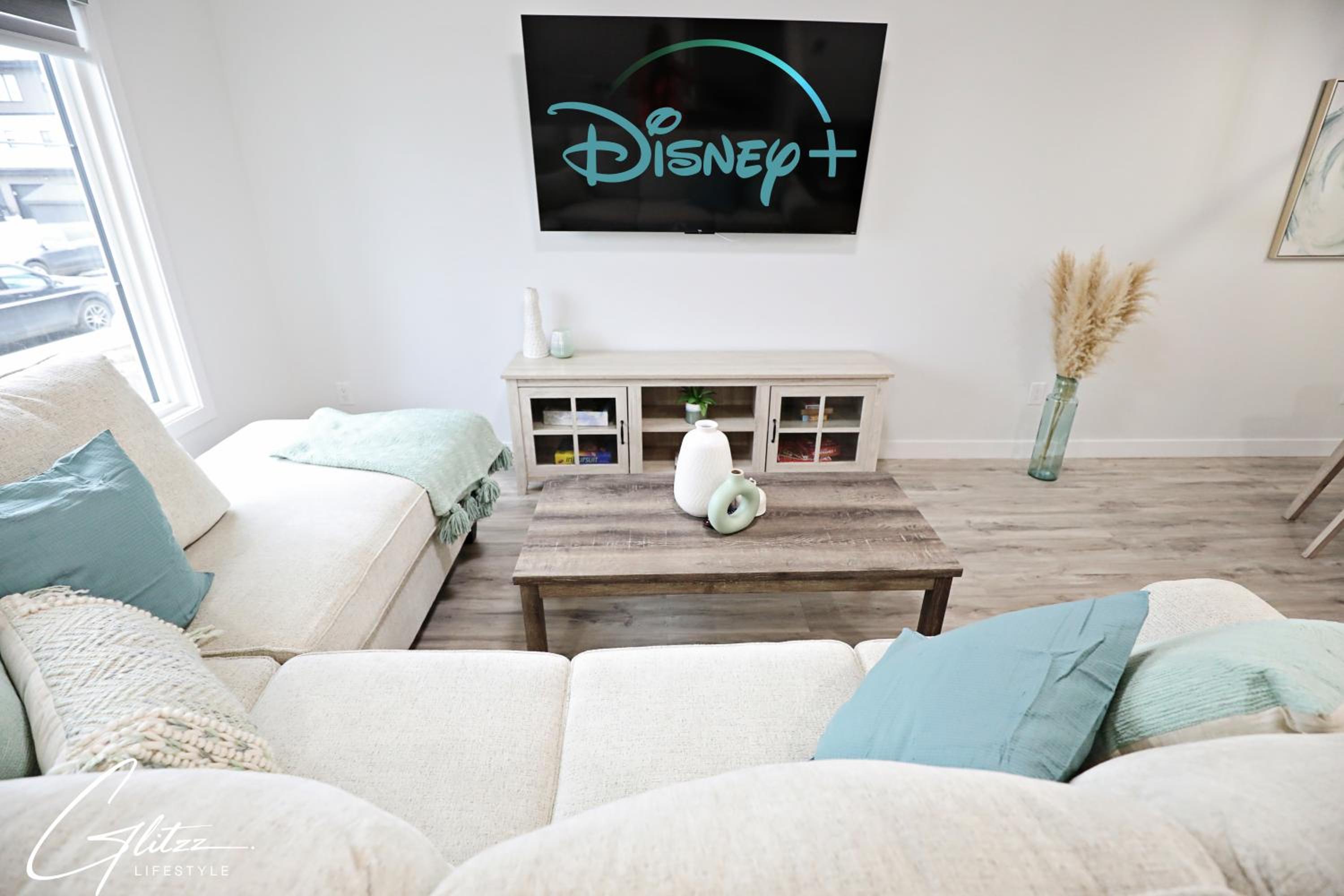 Modern Retreat With 4 King Beds, Airport, Disney+