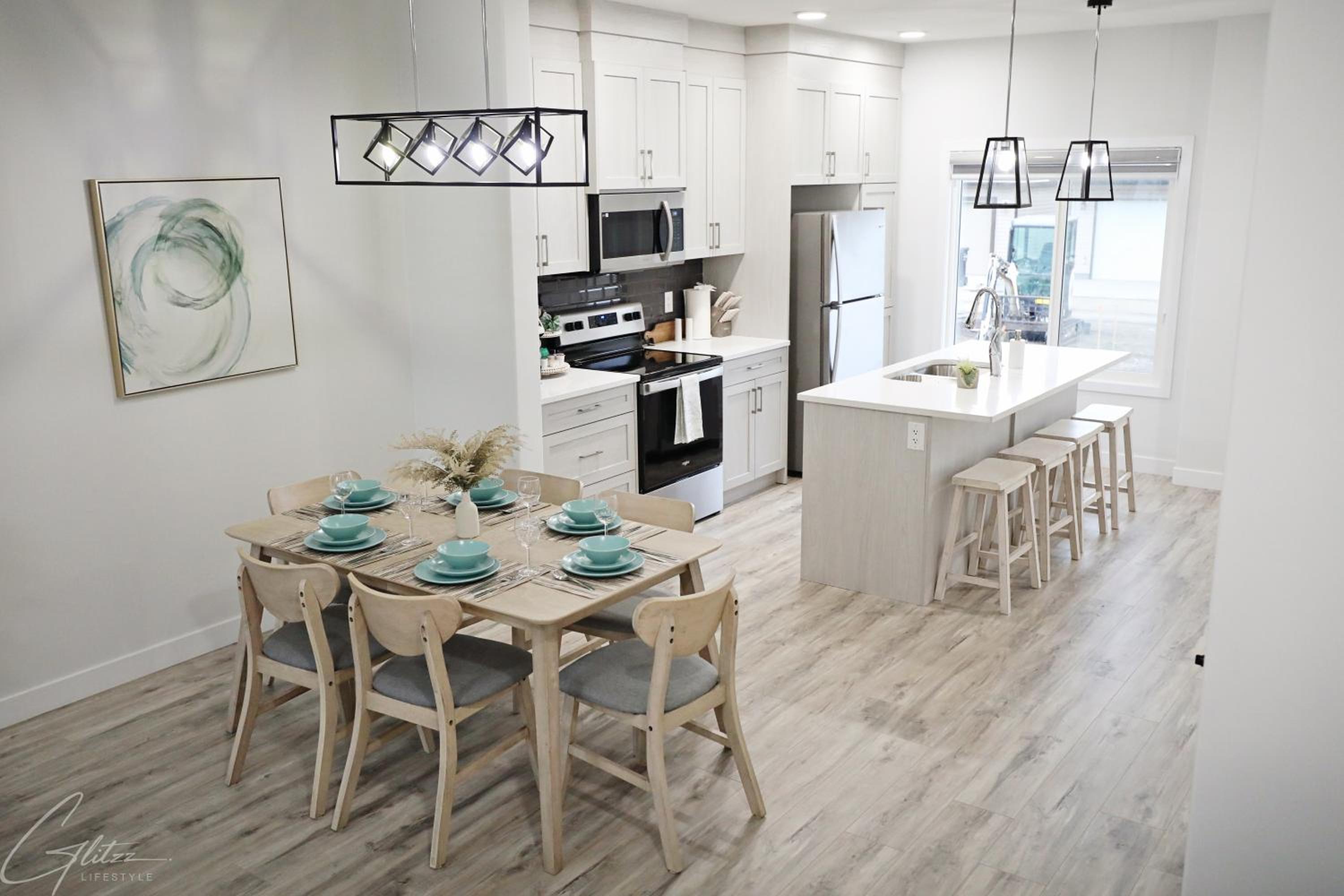 Modern Retreat With 4 King Beds, Airport, Disney+