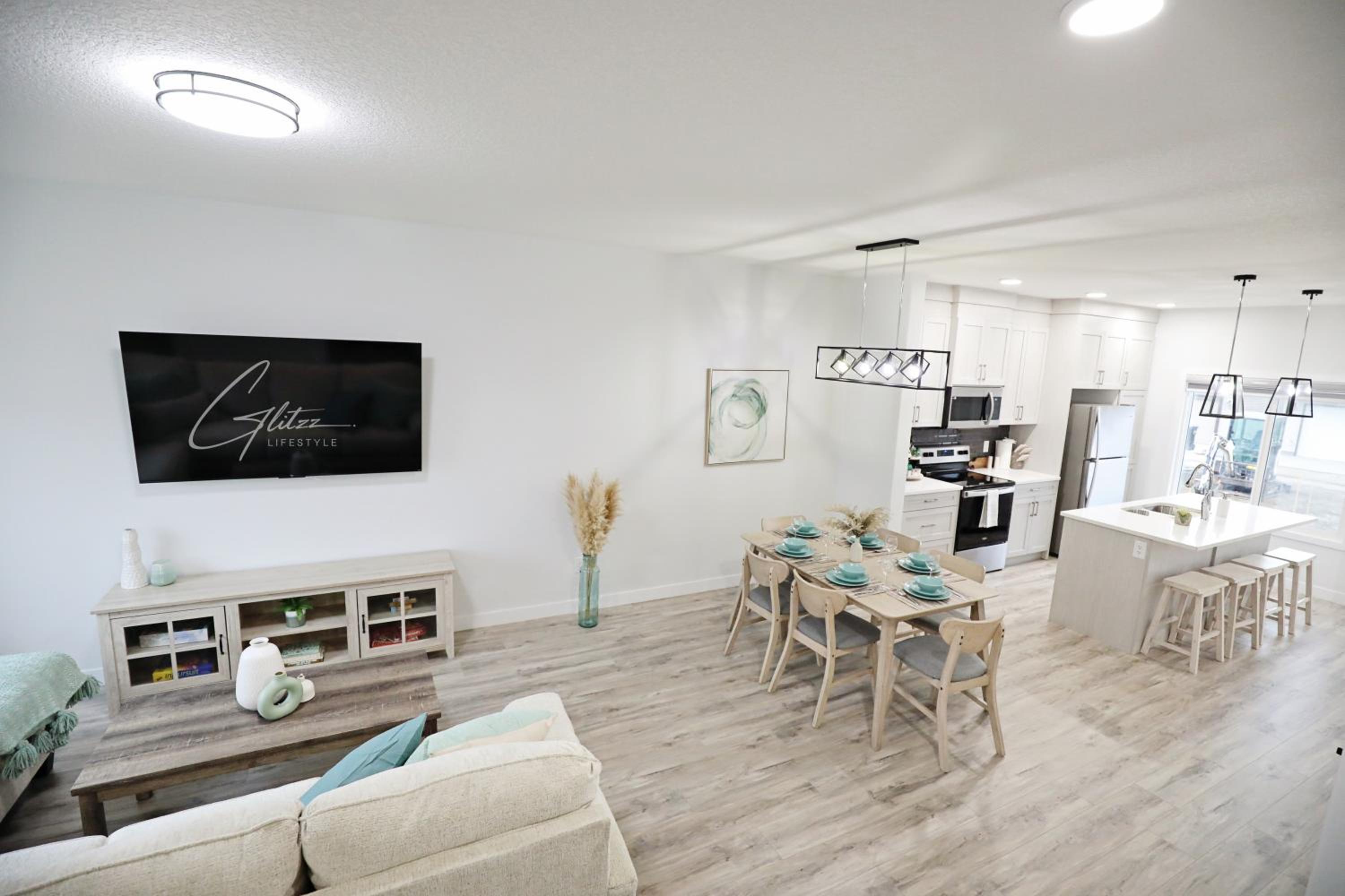 Modern Retreat With 4 King Beds, Airport, Disney+