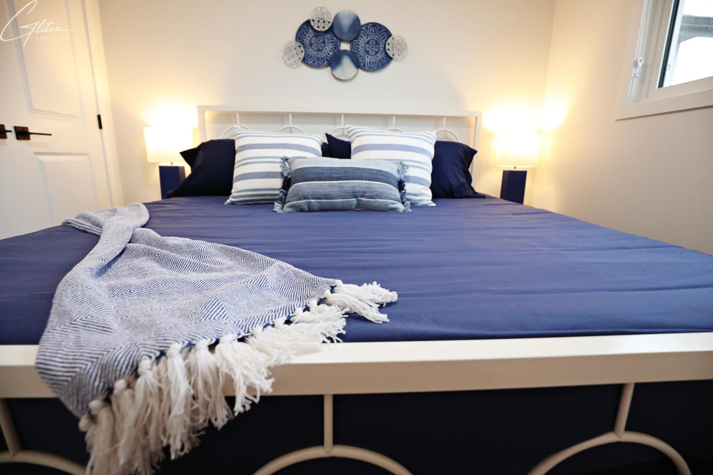 Modern Retreat With 4 King Beds, Airport, Disney+