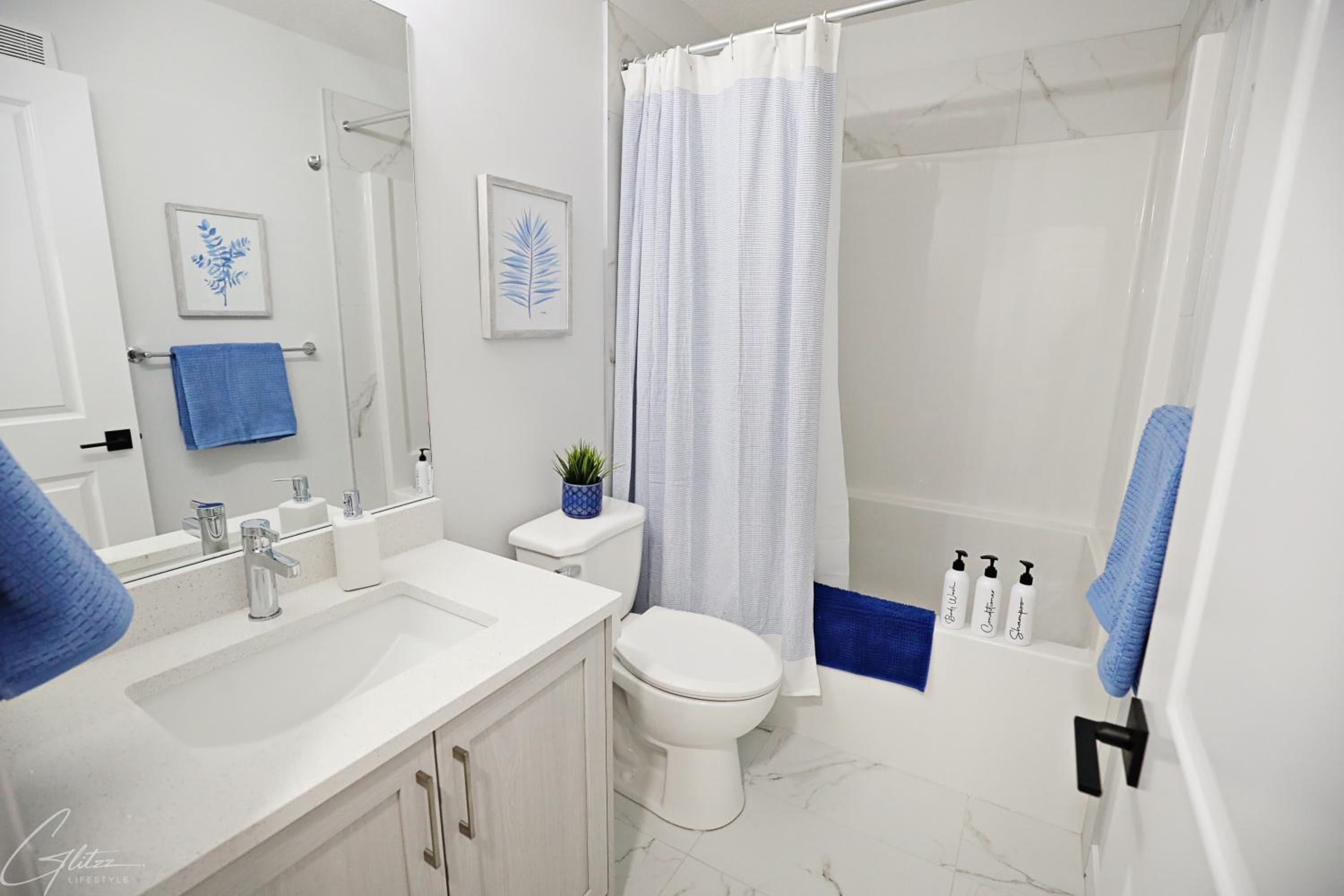 Modern Retreat With 4 King Beds, Airport, Disney+