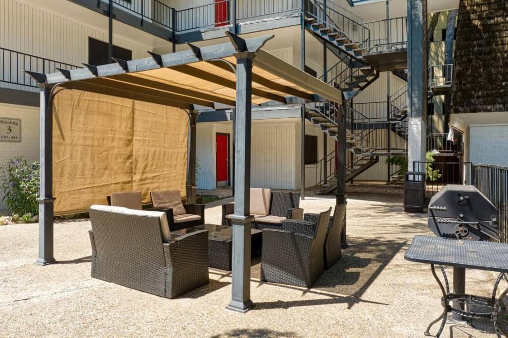 Your Central 2B Getaway - Walk Downtown - Pool, Pkg
