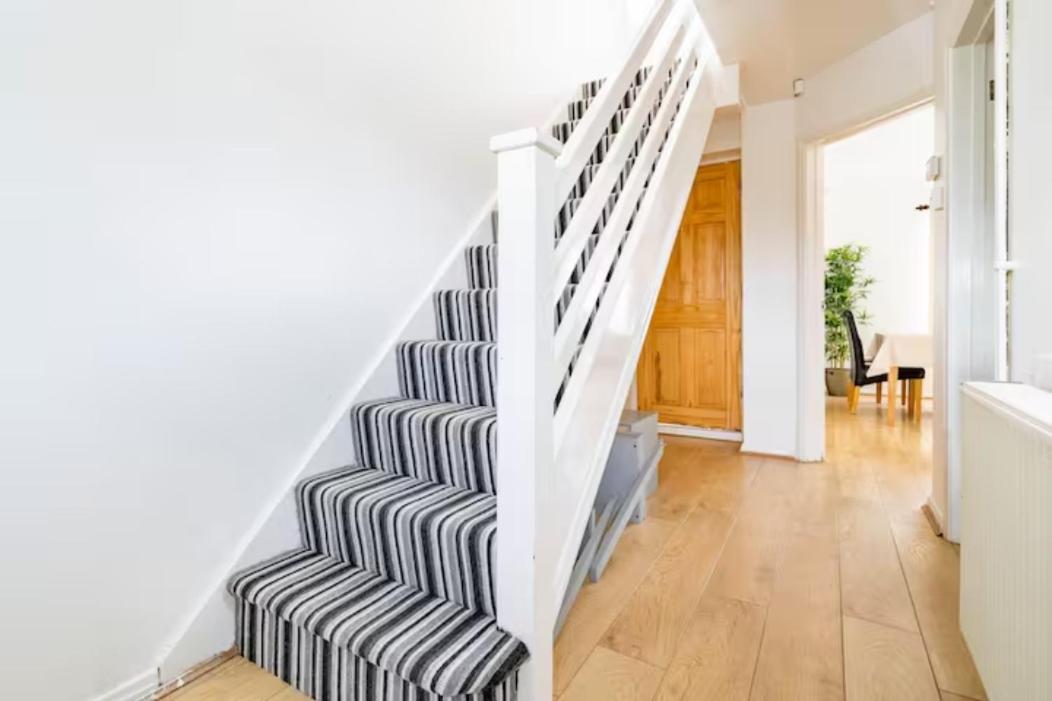 EasyStay - Bright & Spacious house, recently renovated, Free Parking near Luton Airport view 5