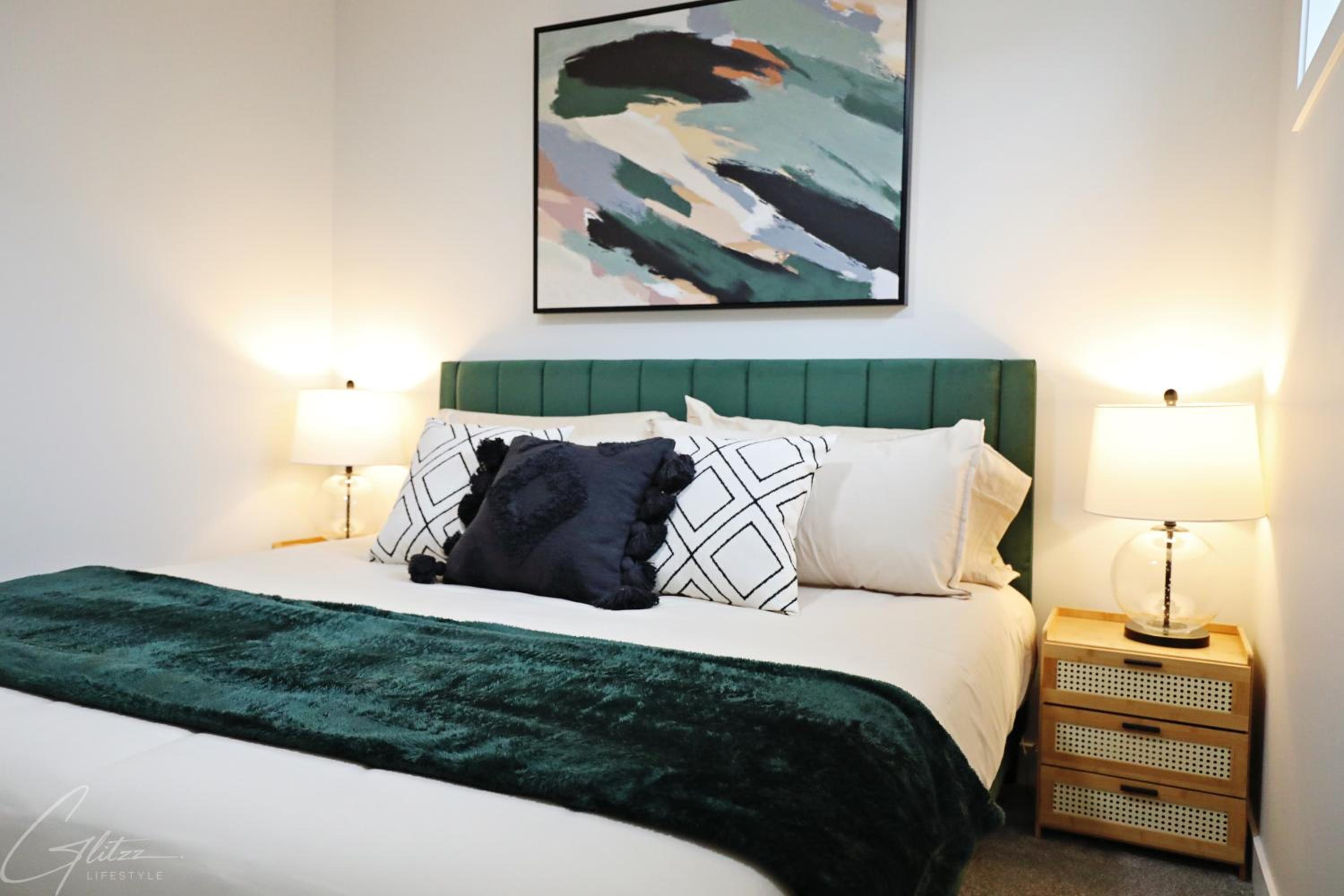 Modern Retreat With 4 King Beds, Airport, Disney+