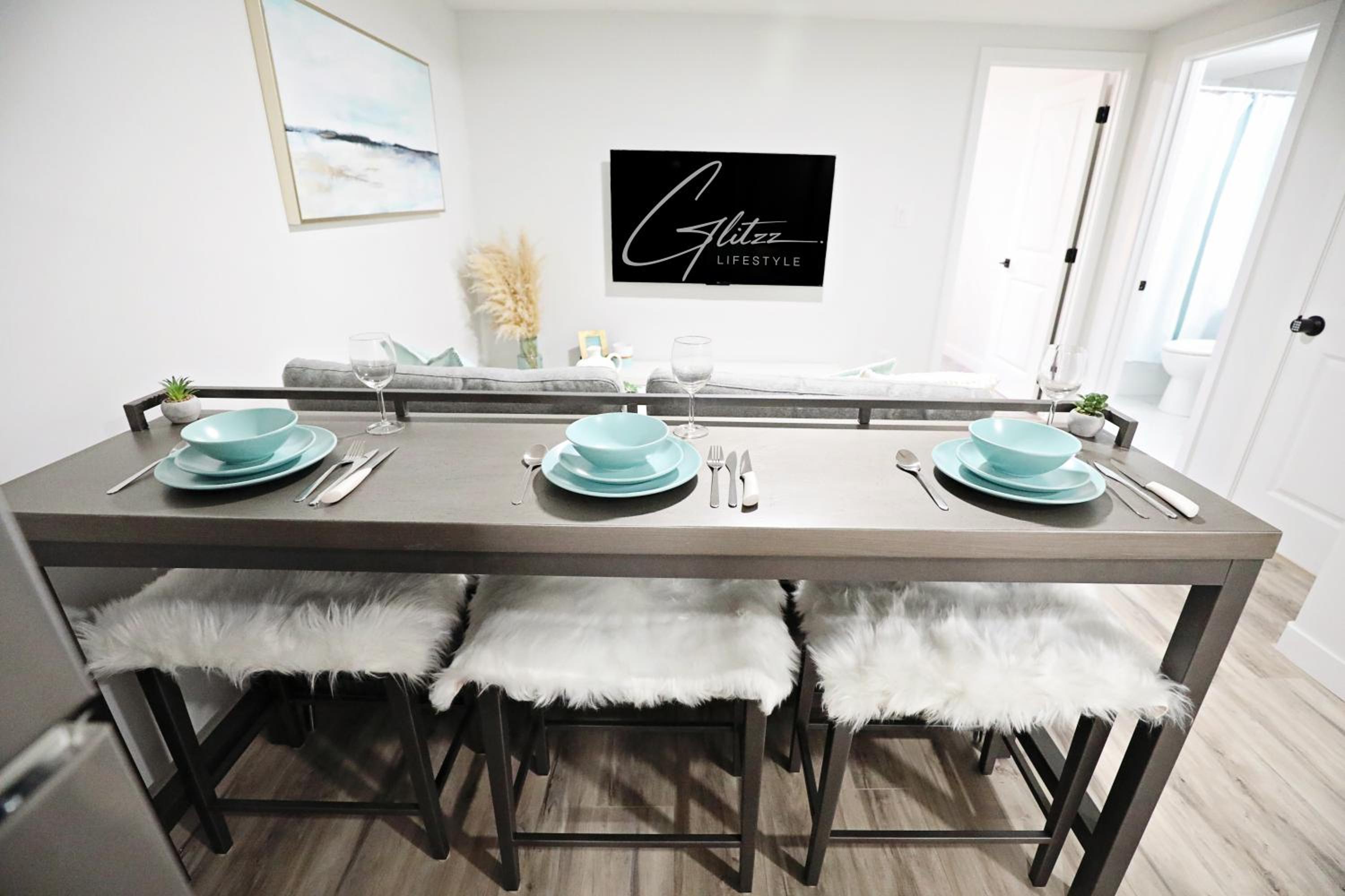 Modern Retreat With 4 King Beds, Airport, Disney+