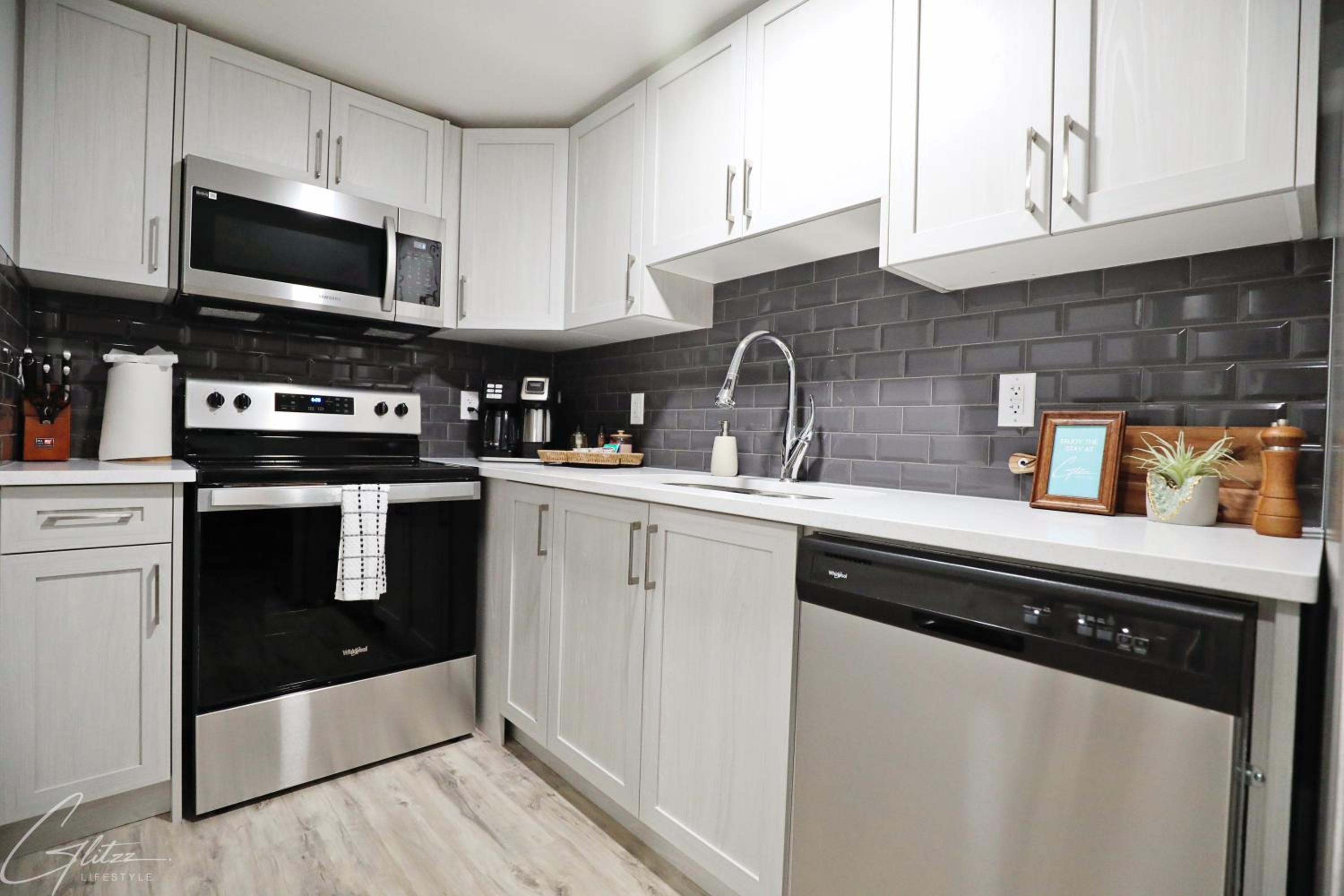 Modern Retreat With 4 King Beds, Airport, Disney+