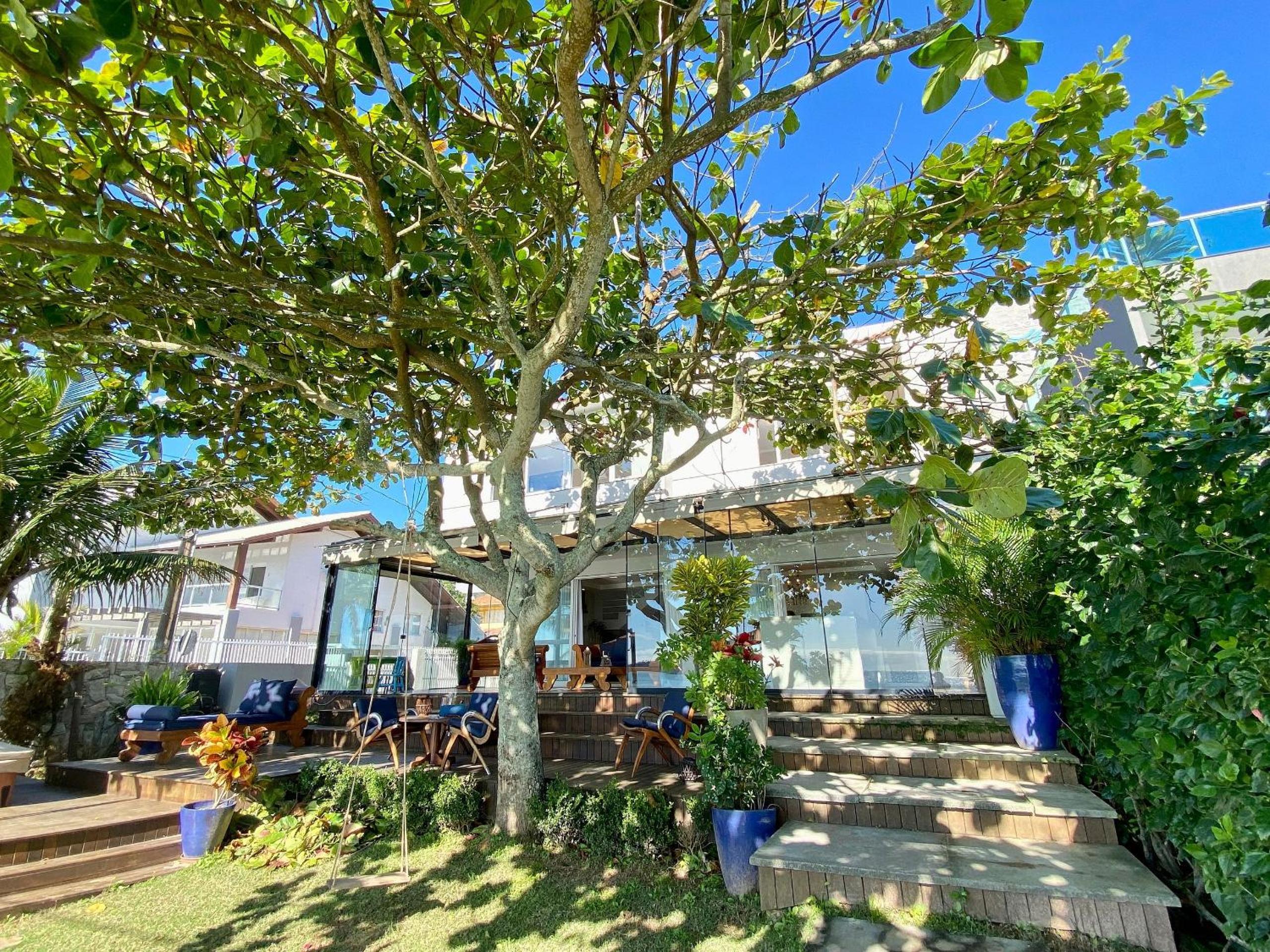415 - Casa frente mar para alugar Bombinhas com 4 suítes