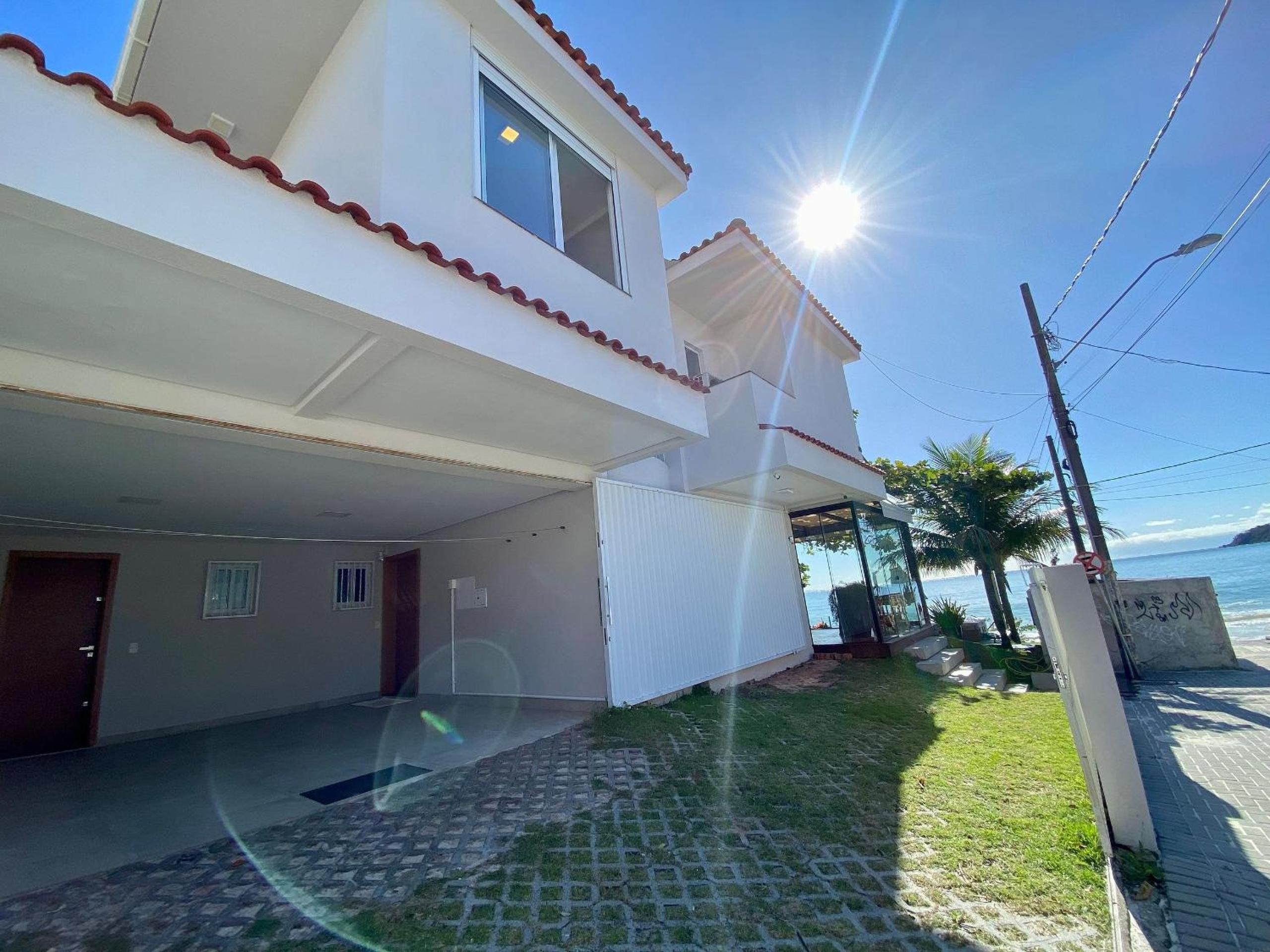 415 - Casa frente mar para alugar Bombinhas com 4 suítes