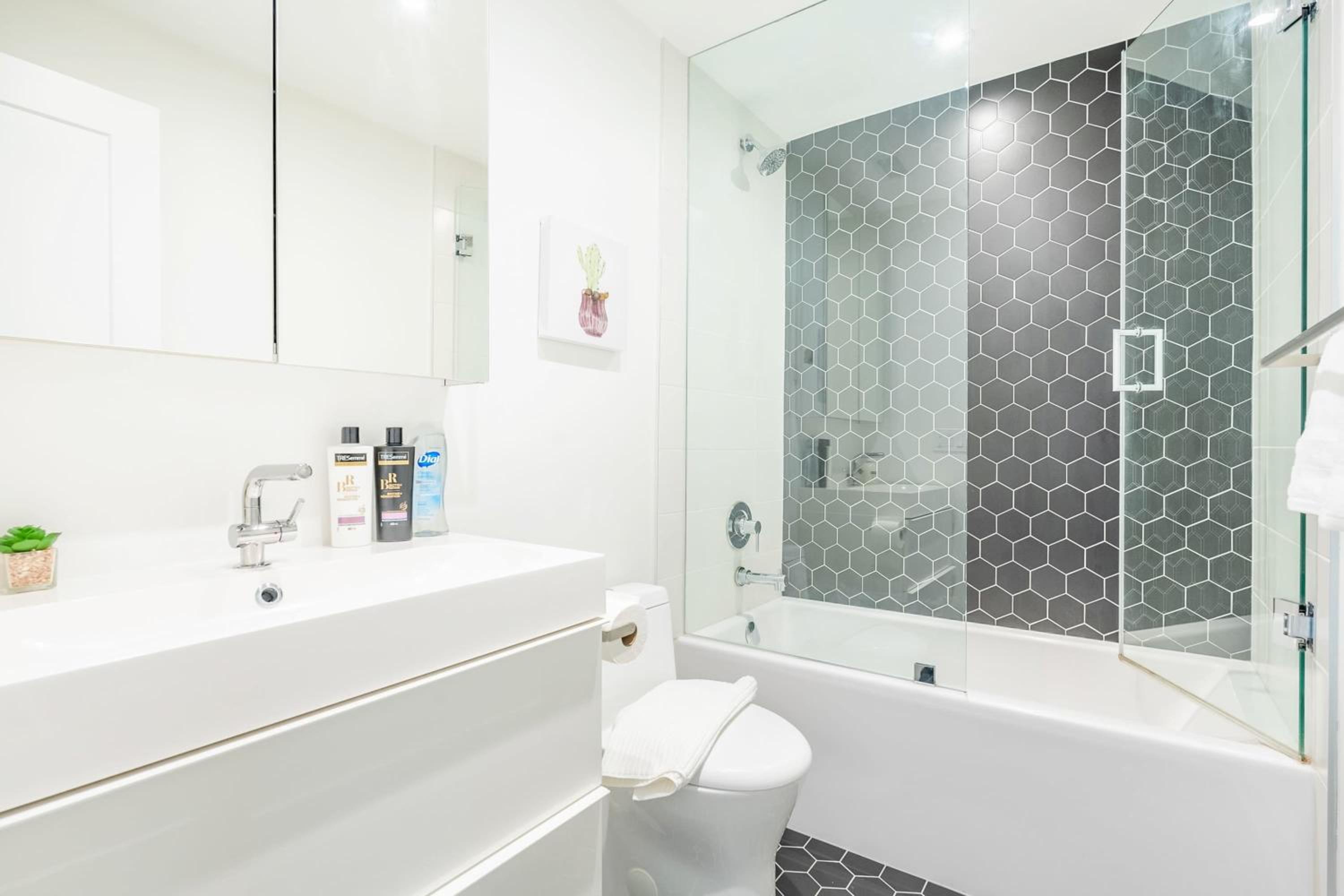 Chic 3-bedroom condo near High Park