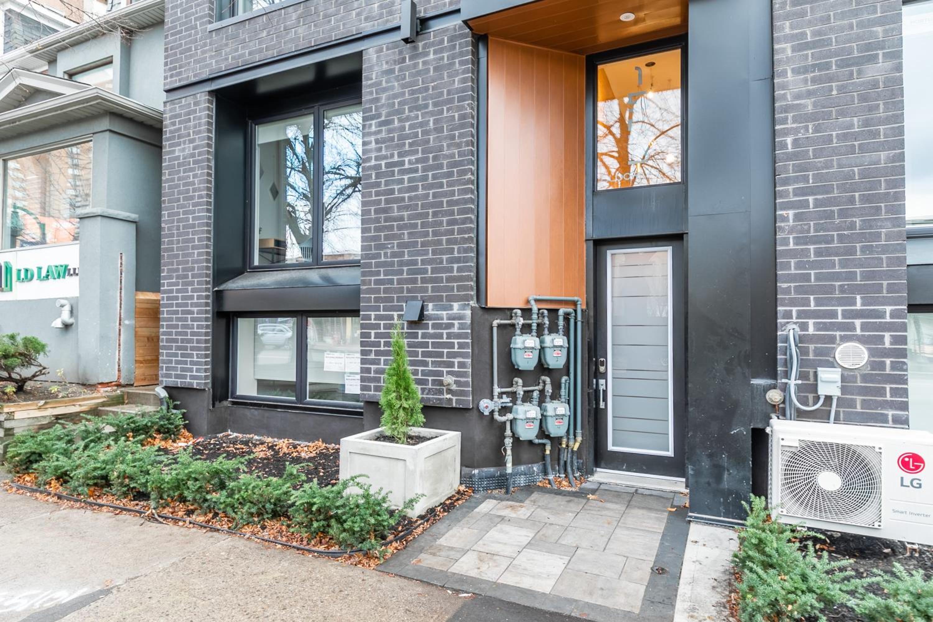 Chic 3-bedroom condo near High Park