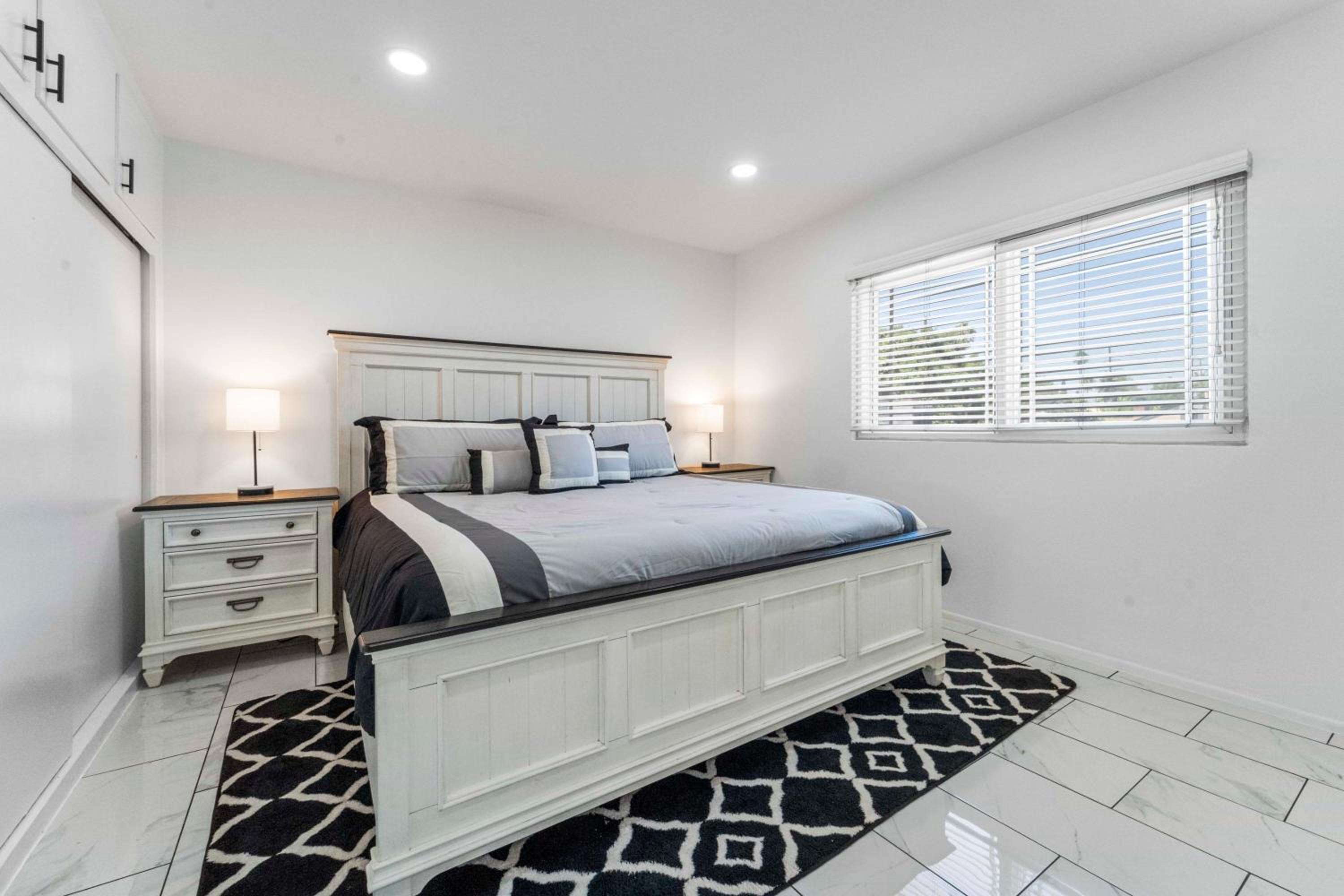 North Hollywood- Near Burbank Airport and Hollywood - Property Image 3