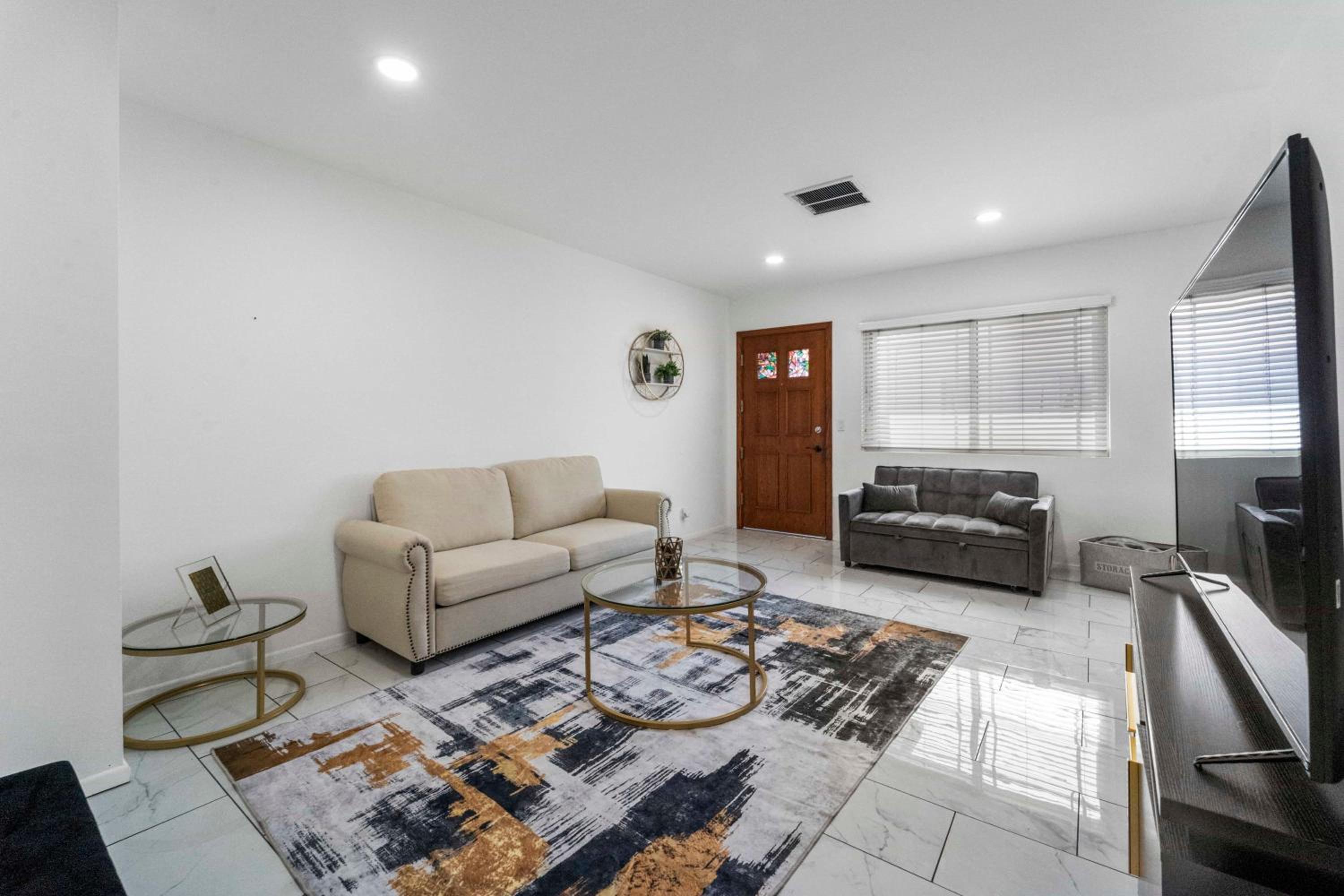North Hollywood- Near Burbank Airport and Hollywood - Property Image 4