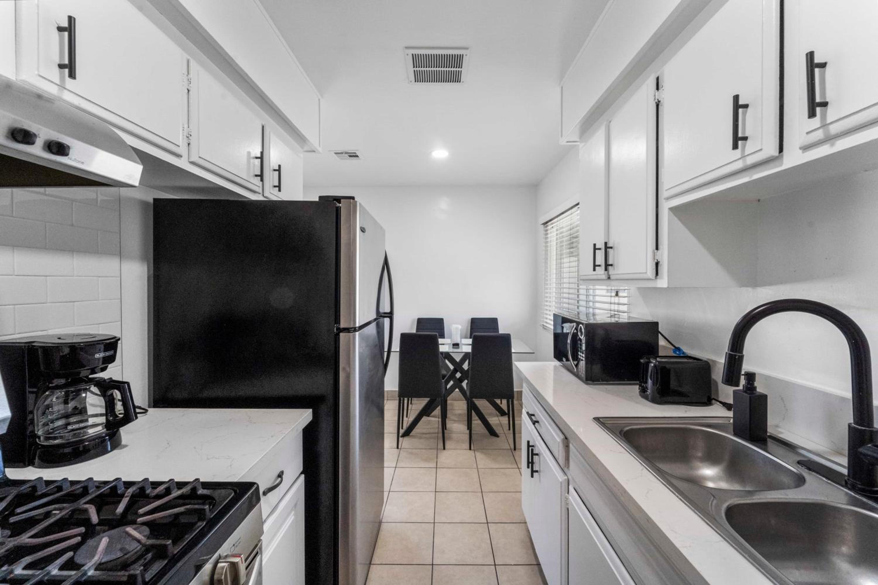 North Hollywood- Near Burbank Airport and Hollywood - Property Image 5