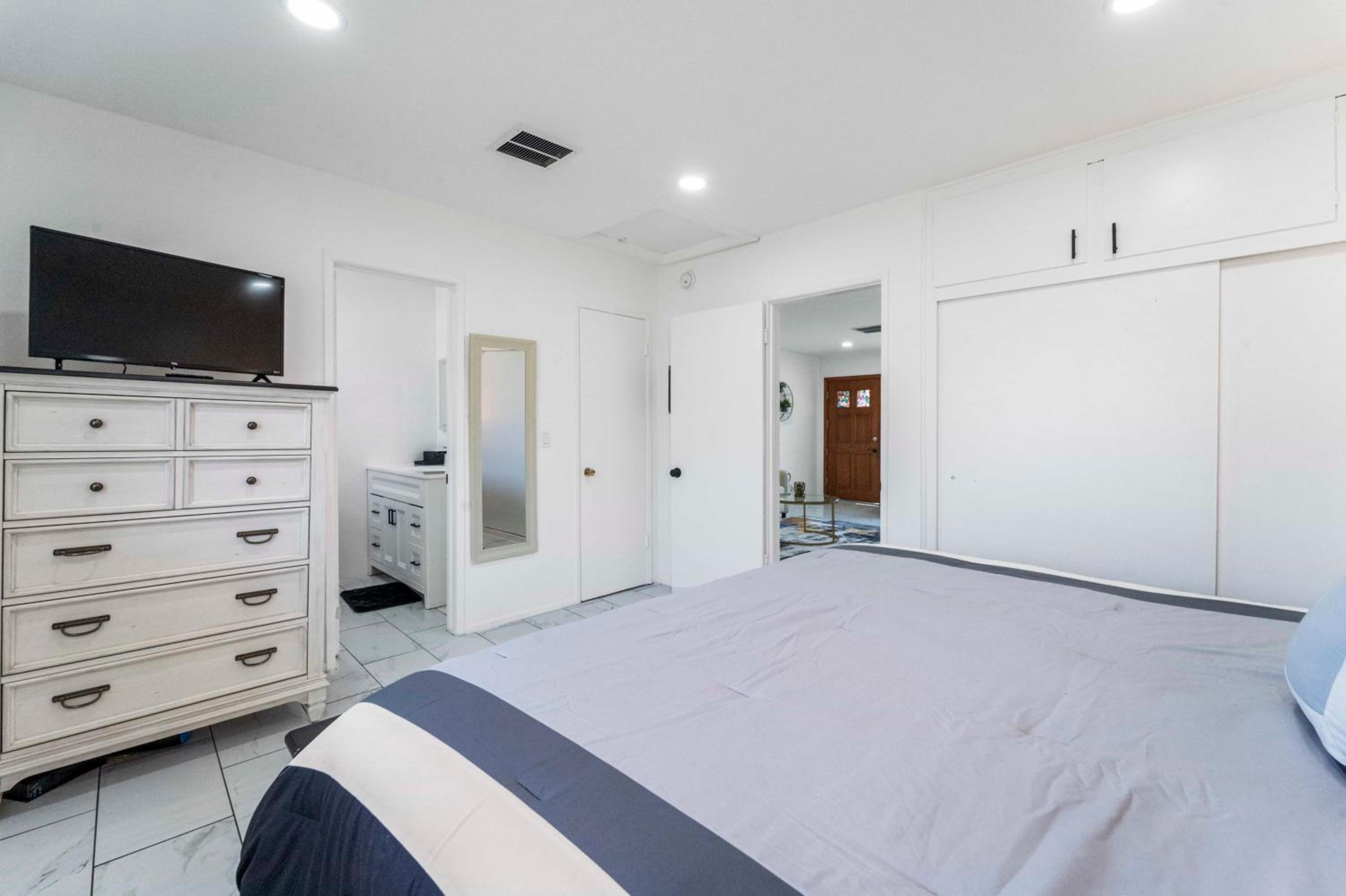 North Hollywood- Near Burbank Airport and Hollywood - Property Image 6