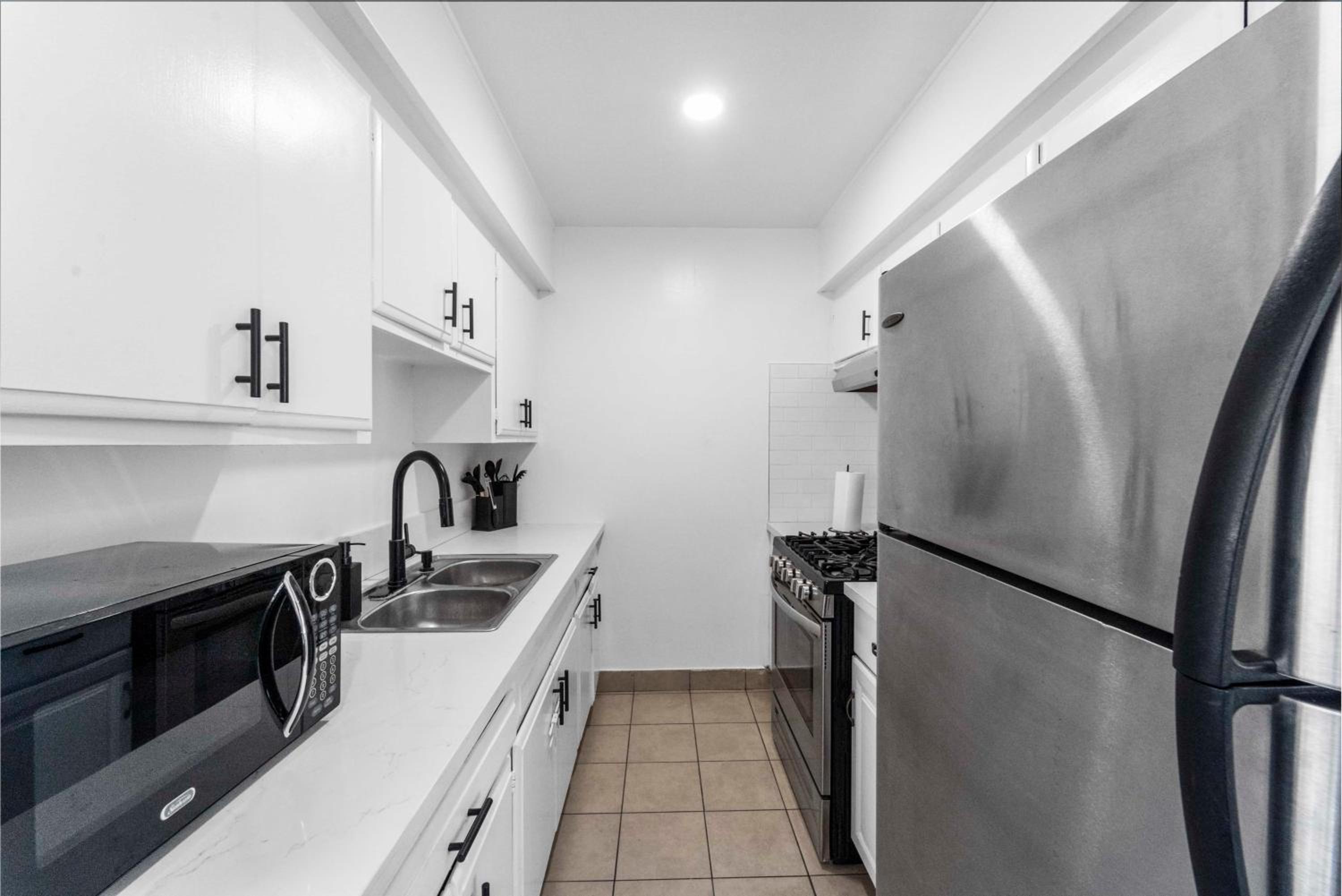 North Hollywood- Near Burbank Airport and Hollywood - Property Image 9