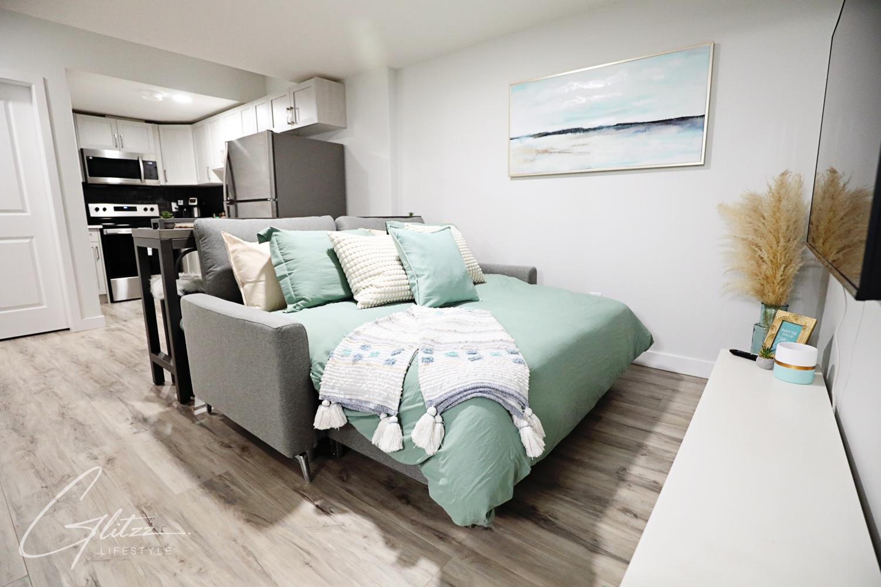 Modern Retreat With 4 King Beds, Airport, Disney+